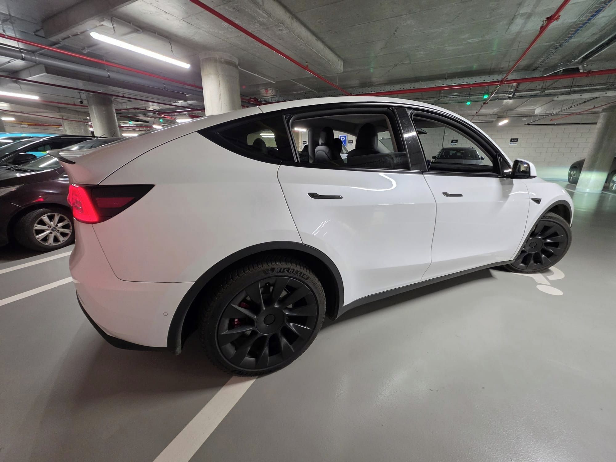 Tesla Model Y, LR_AWD/91%/Tažné/Perf look - fotka 4