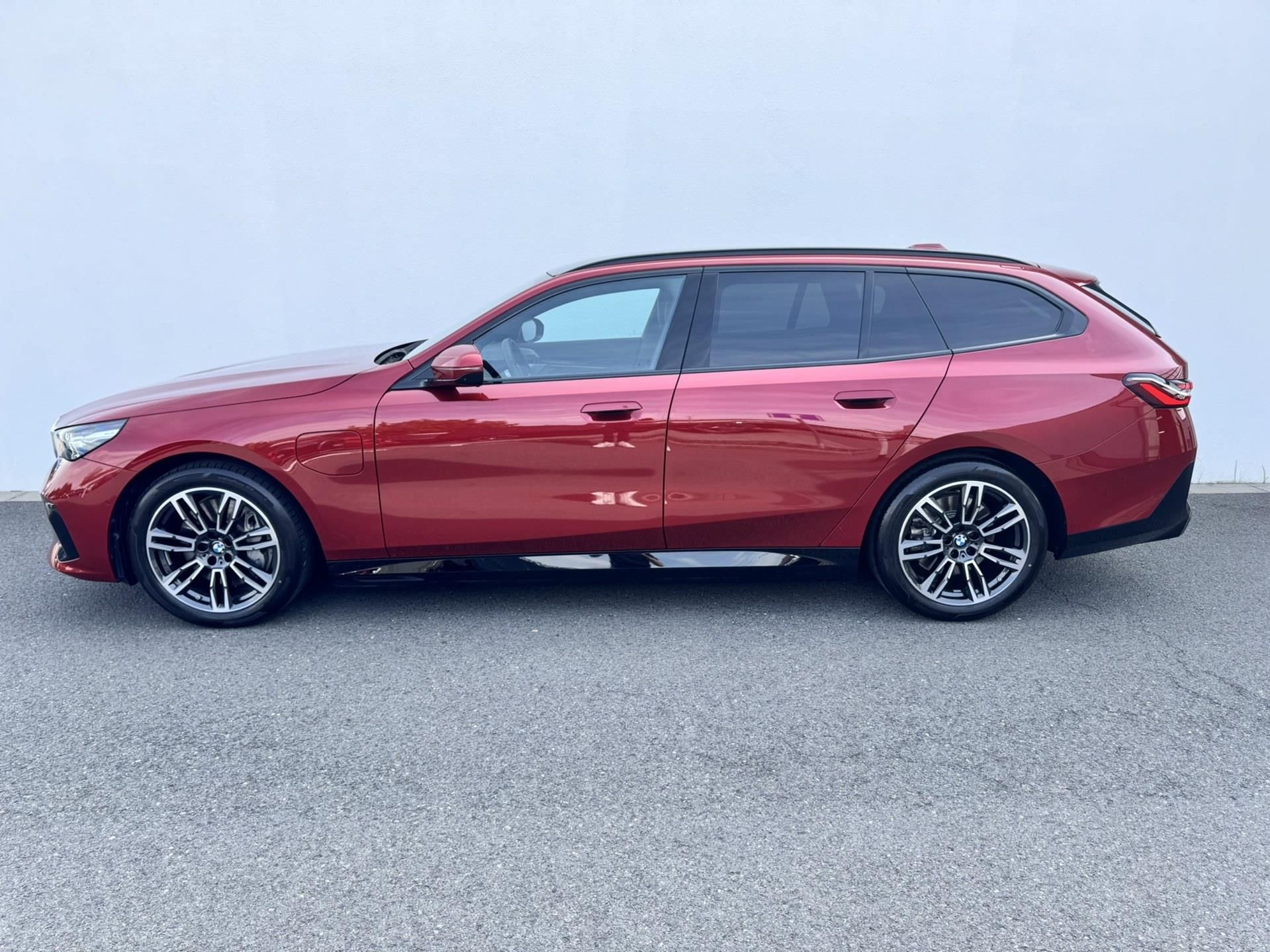 BMW Řada 5, 550e xDrive Touring Tažné Bowe - fotka 3