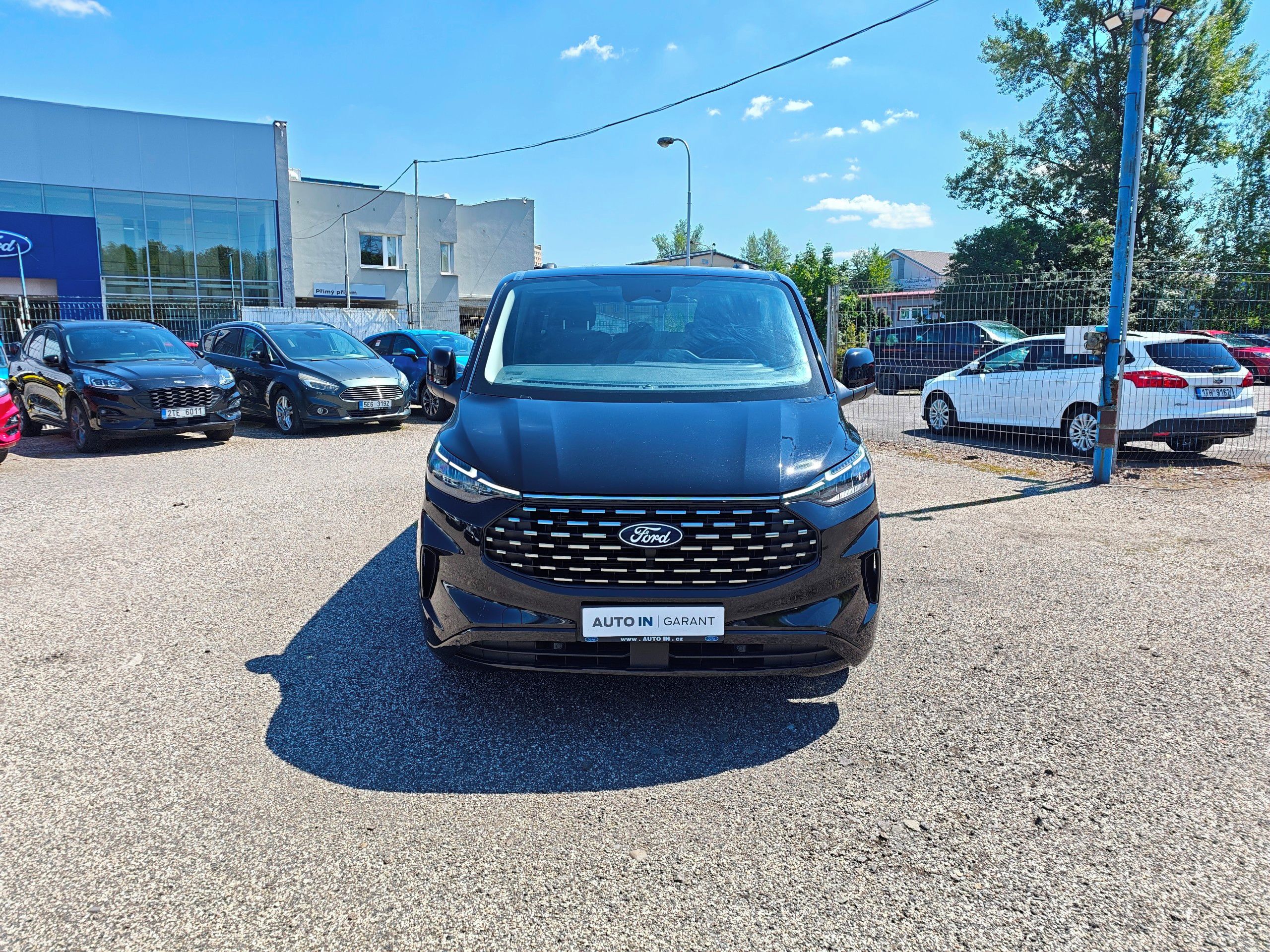 Ford Tourneo Custom, L2 , Titanium , čr, 1.majitel - fotka 2