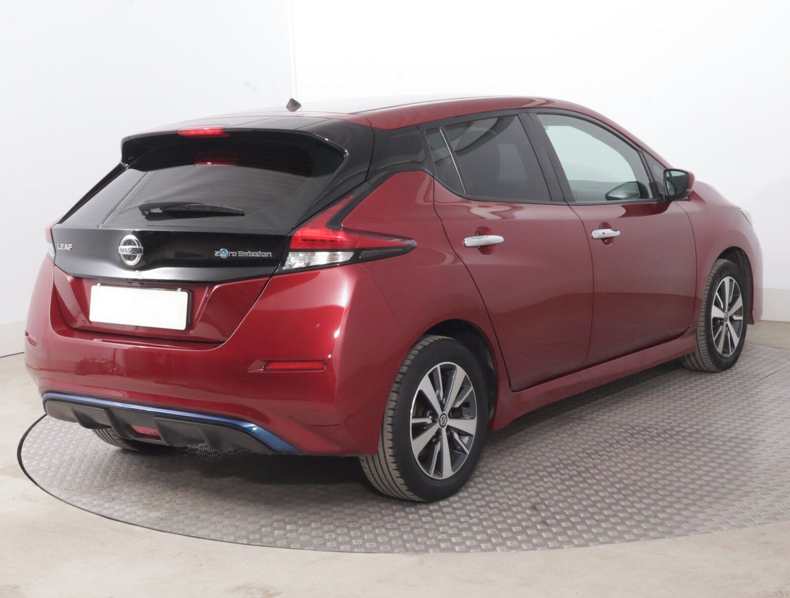 Nissan LEAF, 40 kWh, SoH 90%, Automat - fotka 5