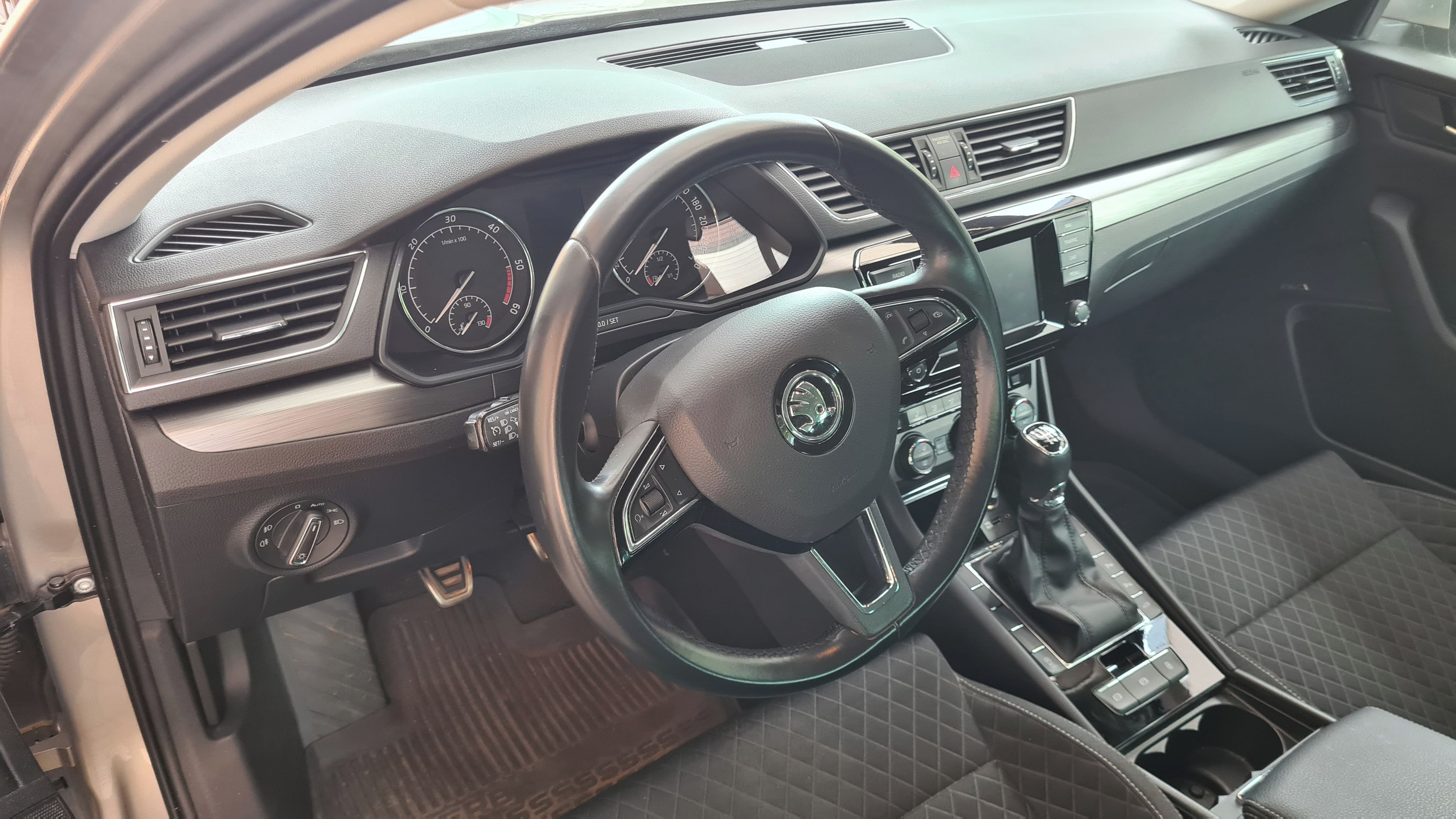 Škoda Superb, 2.0 TDI, Style, prvni majitel - fotka 5