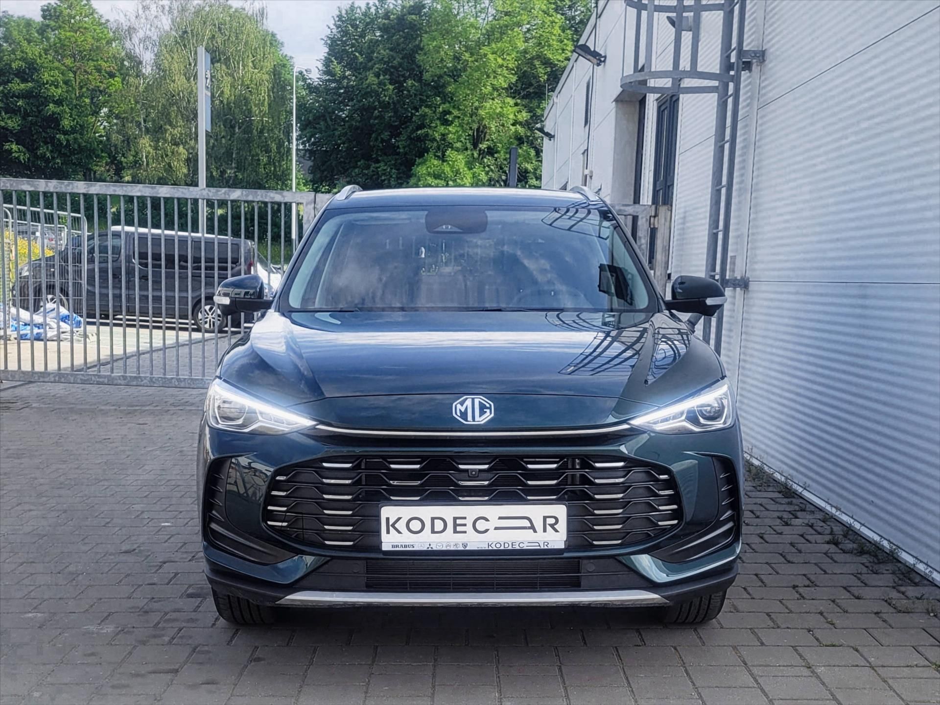 MG ZS, 1,5 Exclusive HEV 197k 3AT - fotka 2