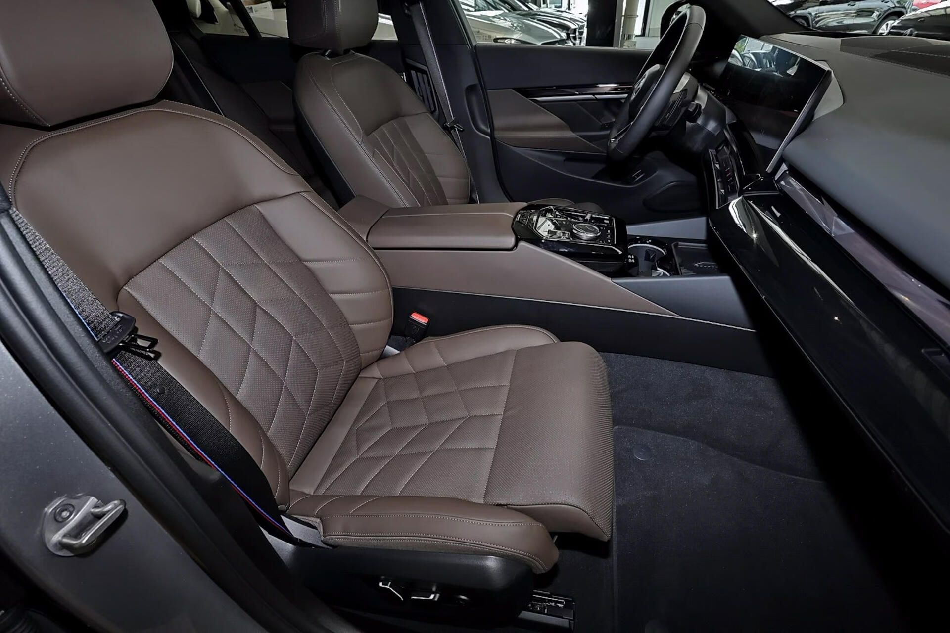 BMW Řada 5, 530e xDrive M-Sport - fotka 2