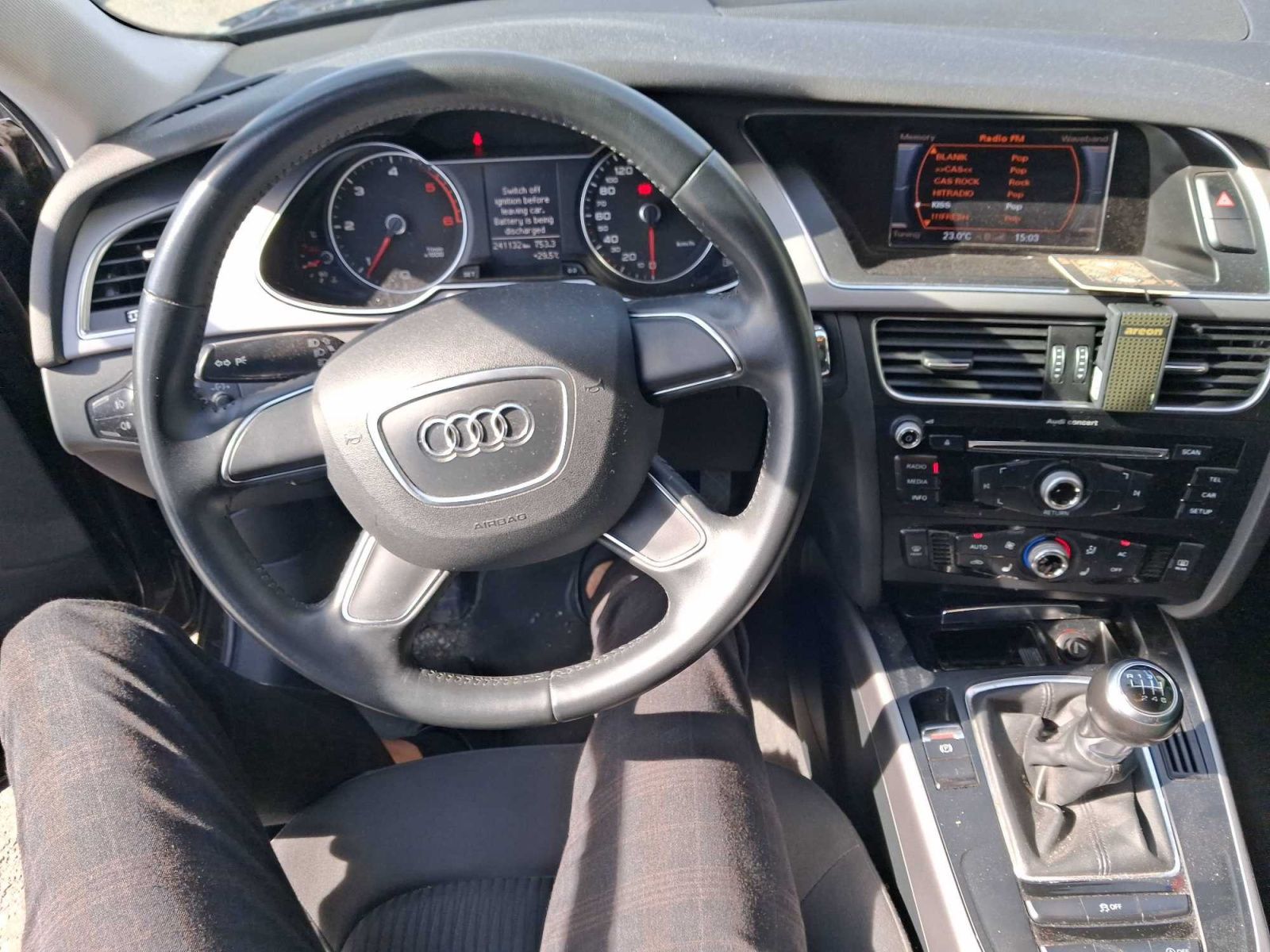 Audi A4, 2.0 TDI, Automatická klima - fotka 3
