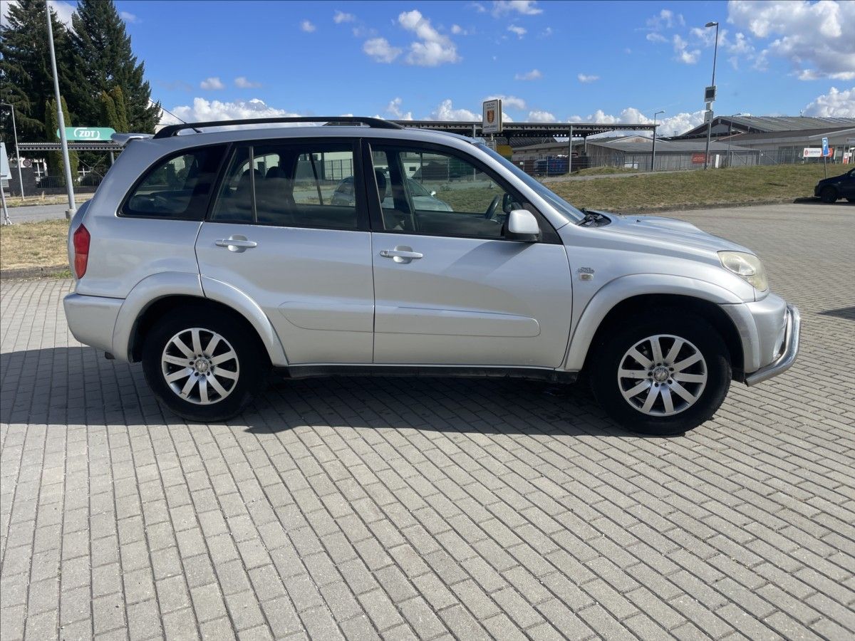 Toyota Rav4, 2,0 D-4D 85kw Klima 4x4 po STK - fotka 5