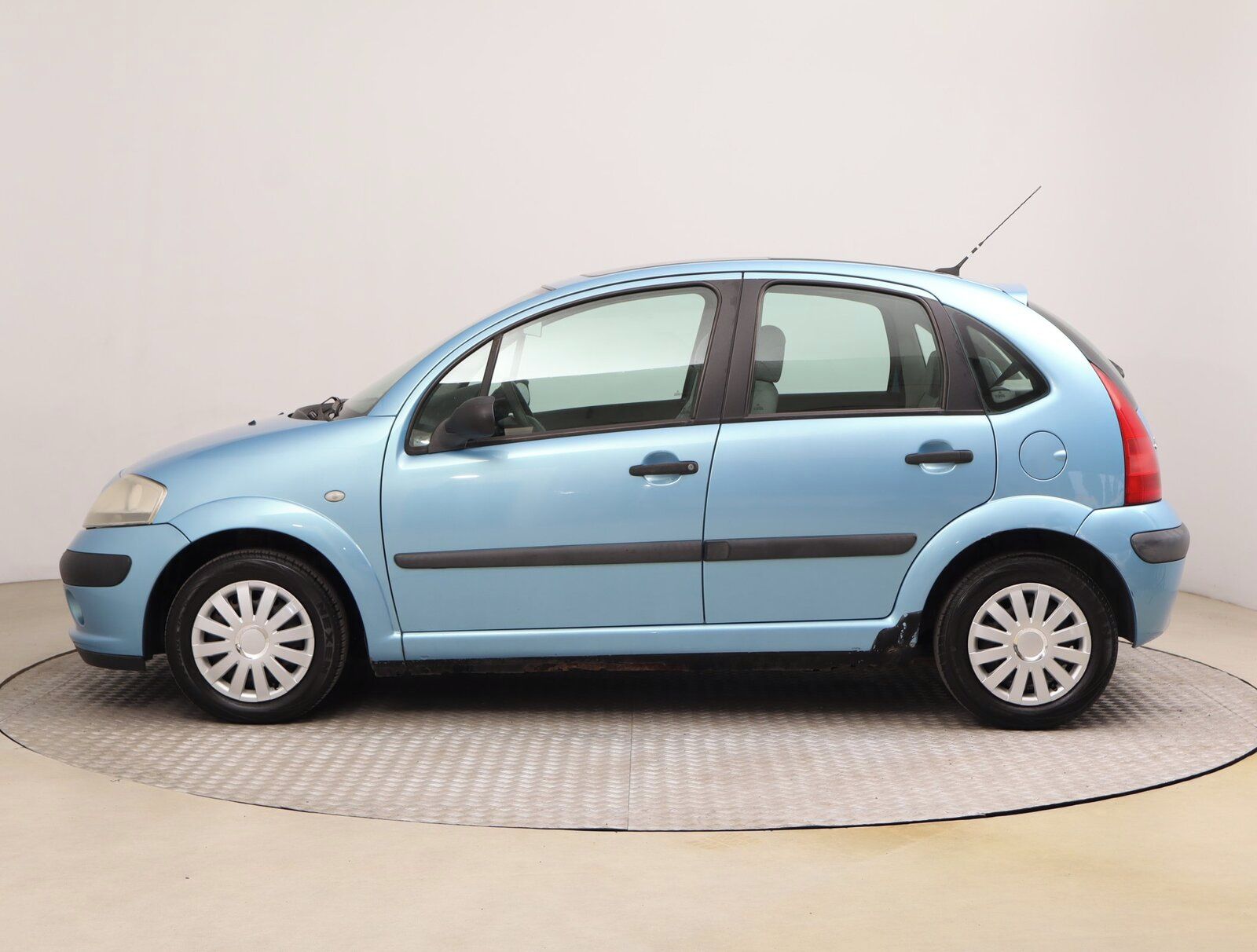 Citroën C3, 1.1 i, po STK, zamluveno - fotka 3