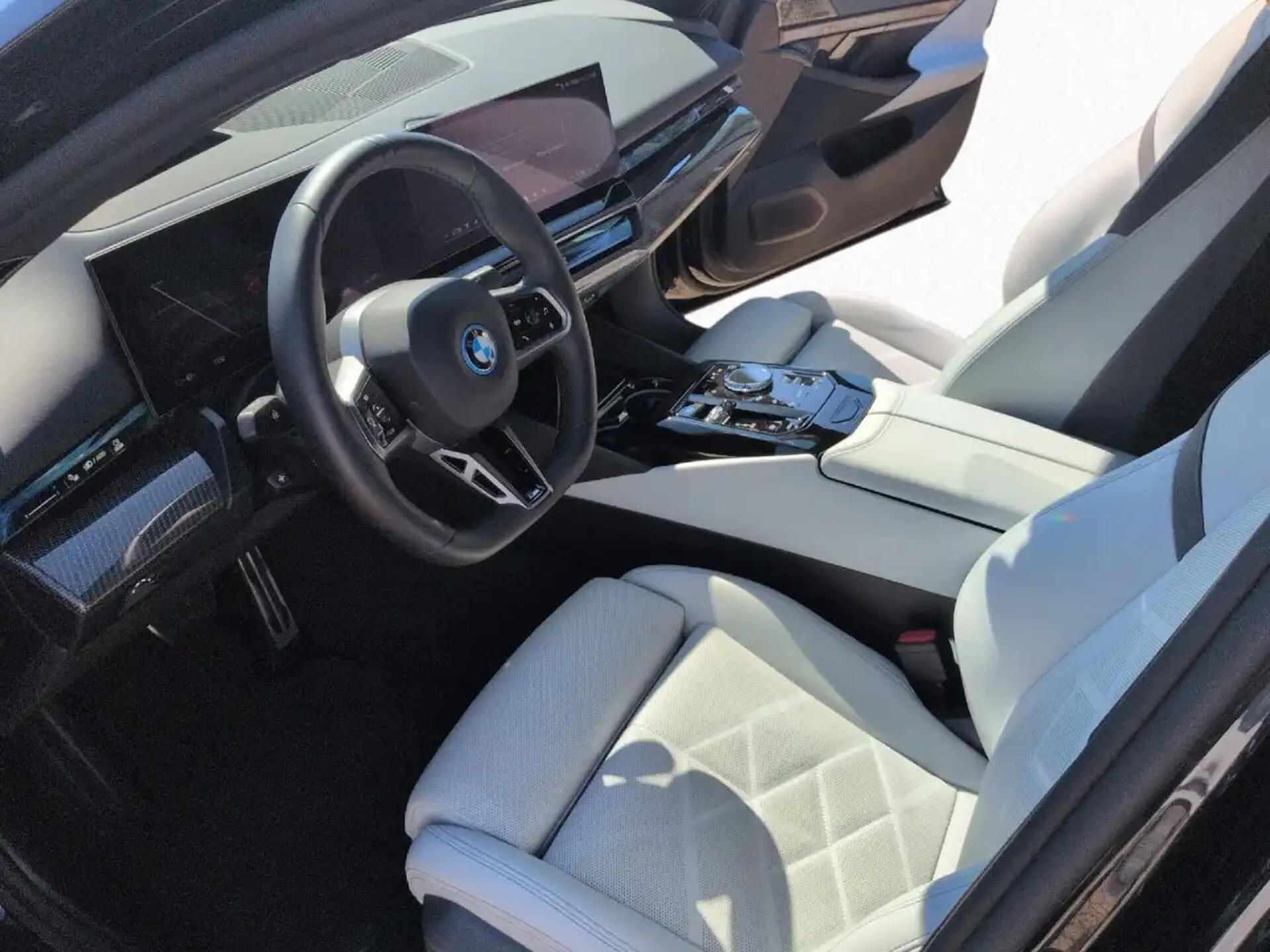 BMW i5, xDrive40 M-Sport Pro HuD B&W - fotka 6