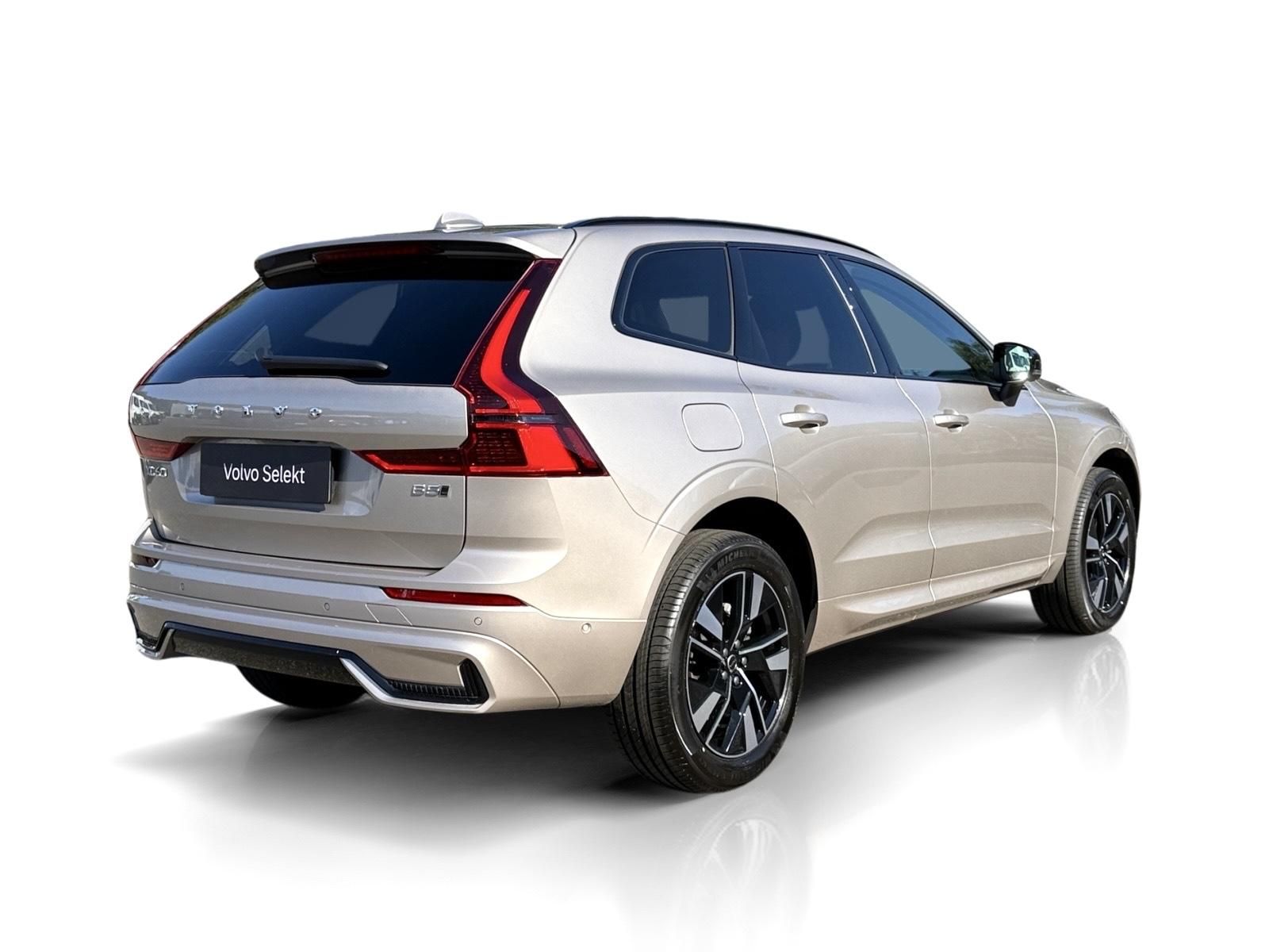 Volvo XC60, B5 AWD // PLUS DARK + sada kol - fotka 3