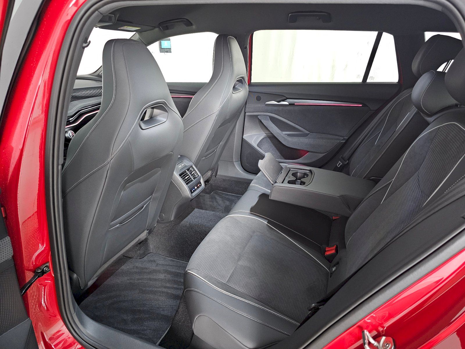 Škoda Superb, Combi 2.0TSI 195kW 4X4 SPORTLI - fotka 6
