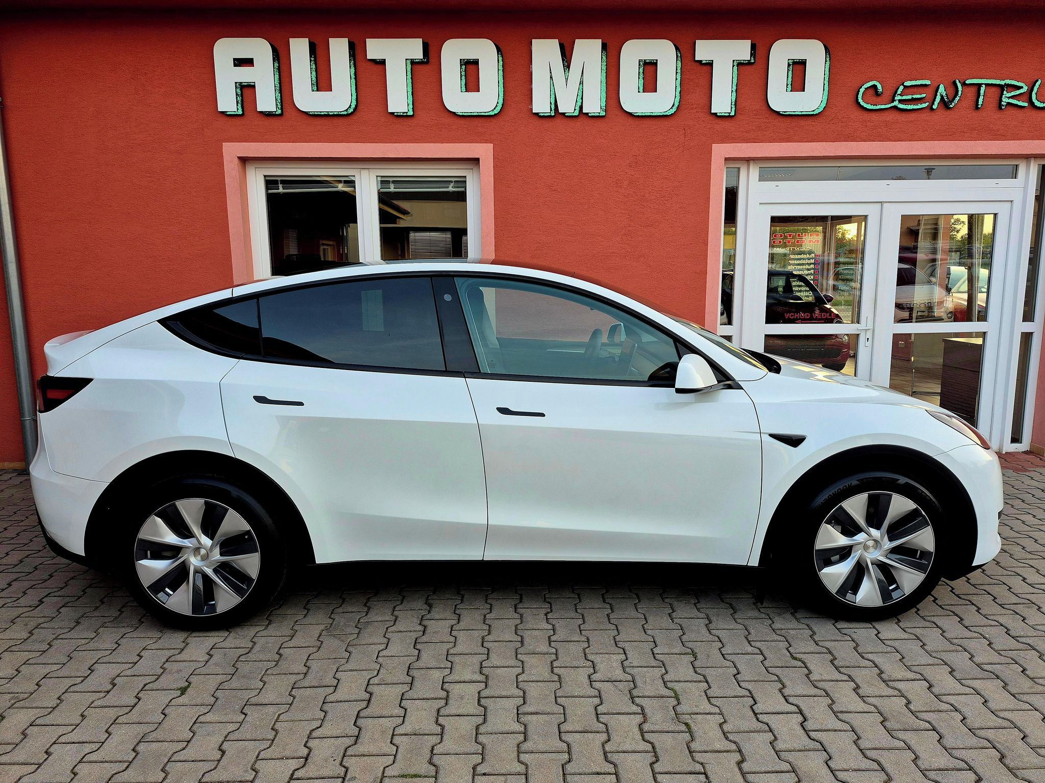 Tesla Model Y, Standard plus RWD 220kW DPH ta - fotka 5