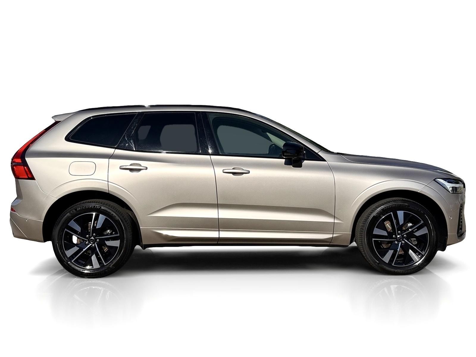 Volvo XC60, B5 AWD // PLUS DARK + sada kol - fotka 4