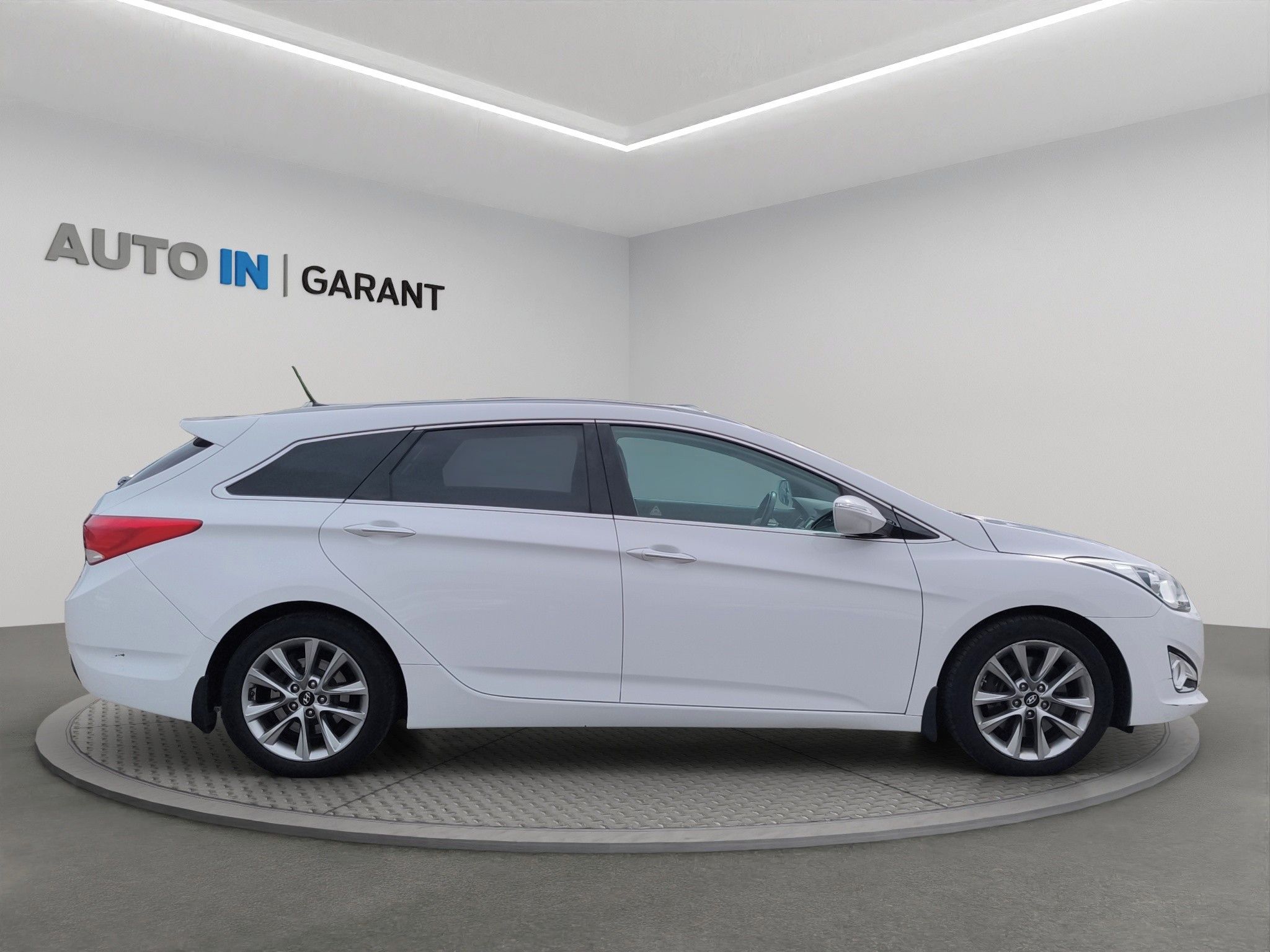 Hyundai i40, 1.7 CRDi 100kW, A/T, ČR, 1. Ma - fotka 4
