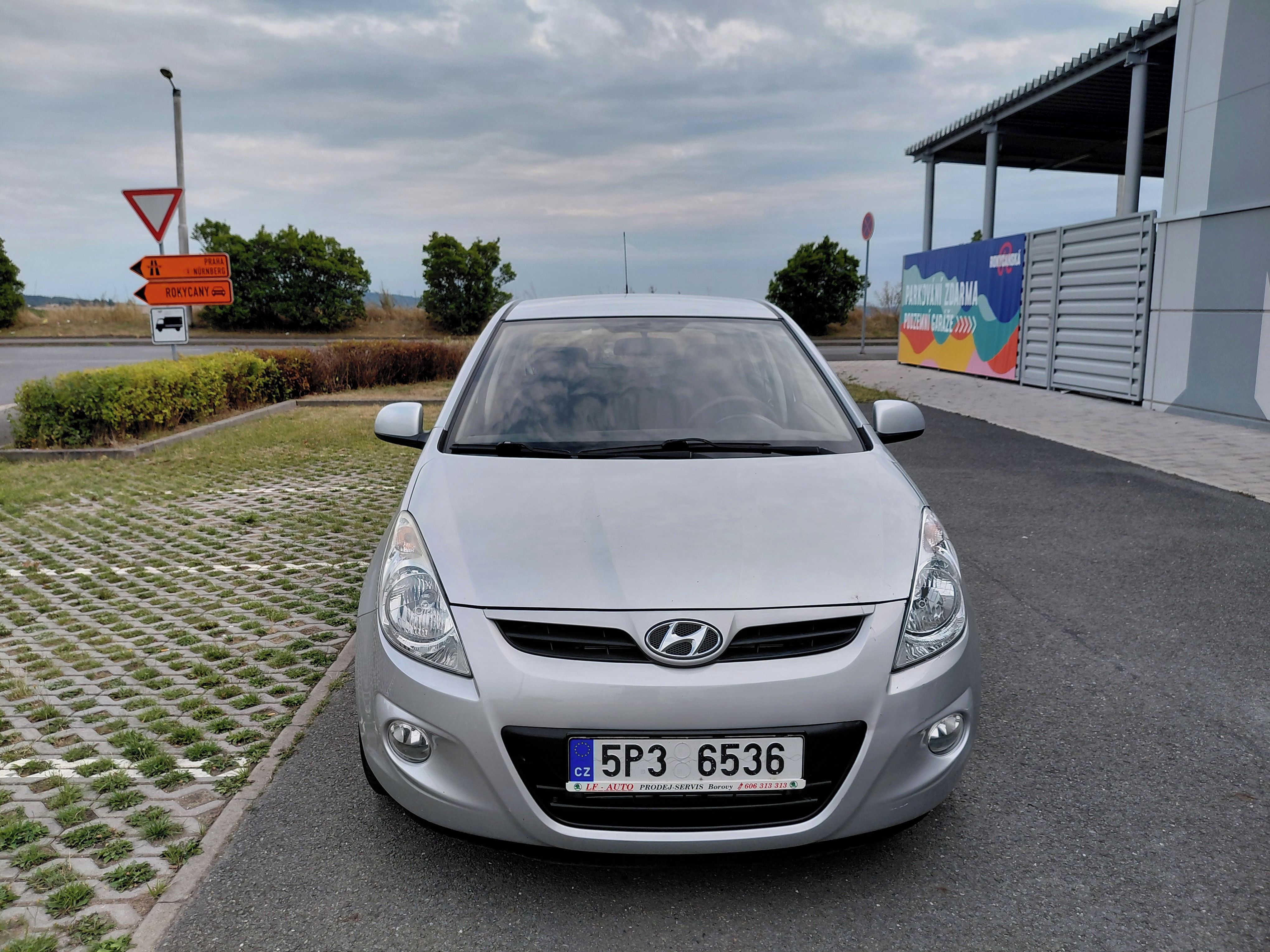 Hyundai i20, 1.2i STK 09/2028,NOVÉ PNEU,TOP - fotka 2