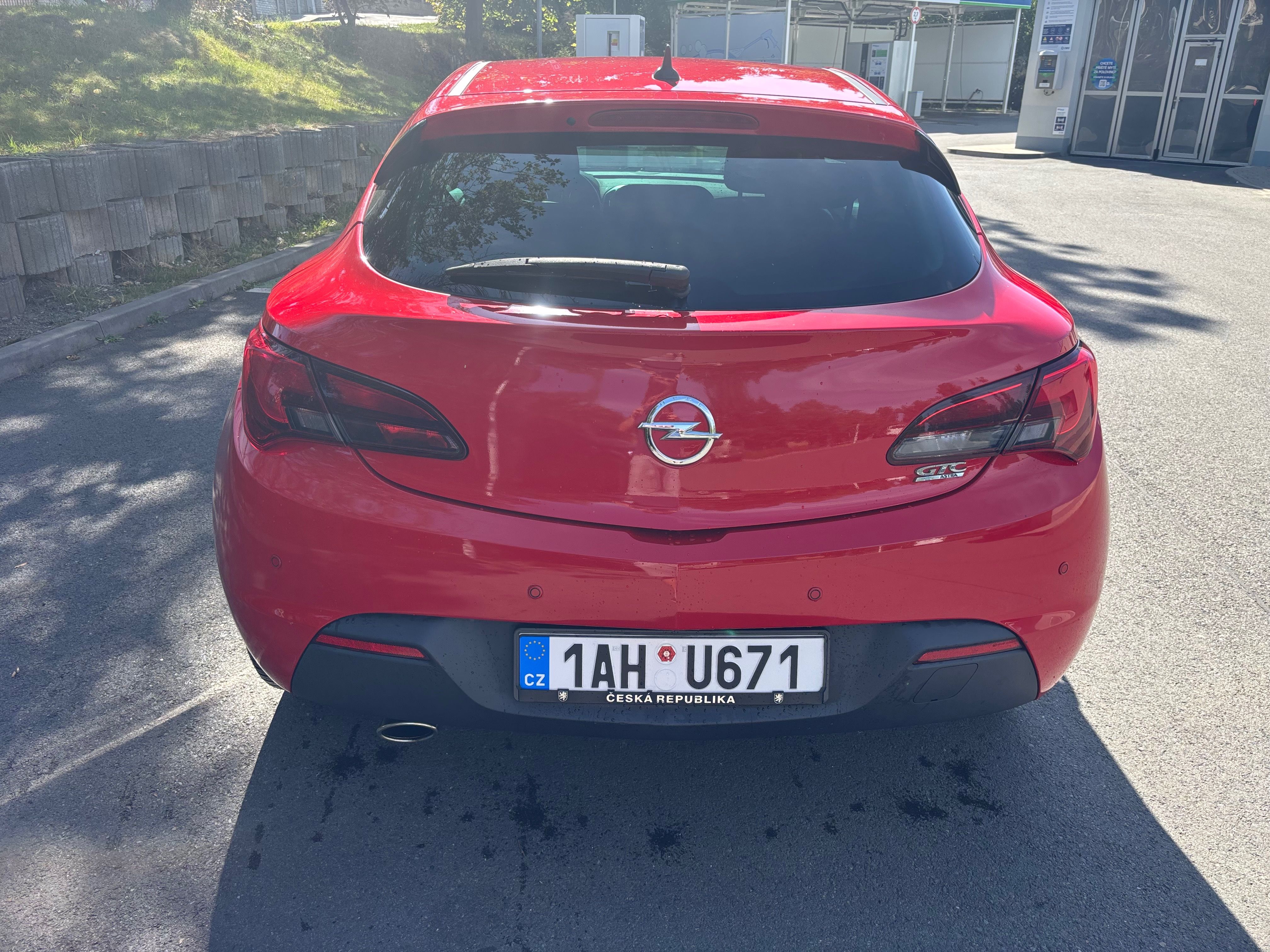 Opel Astra, Opel Astra J GTC 1.4 103 kW - fotka 5
