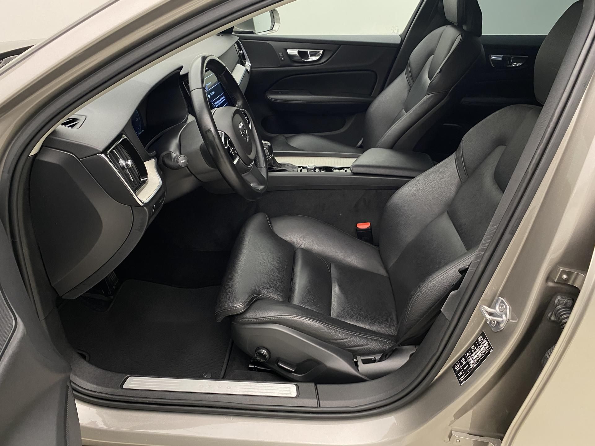 Volvo V60, D4 MOMENTUM AUT - fotka 3