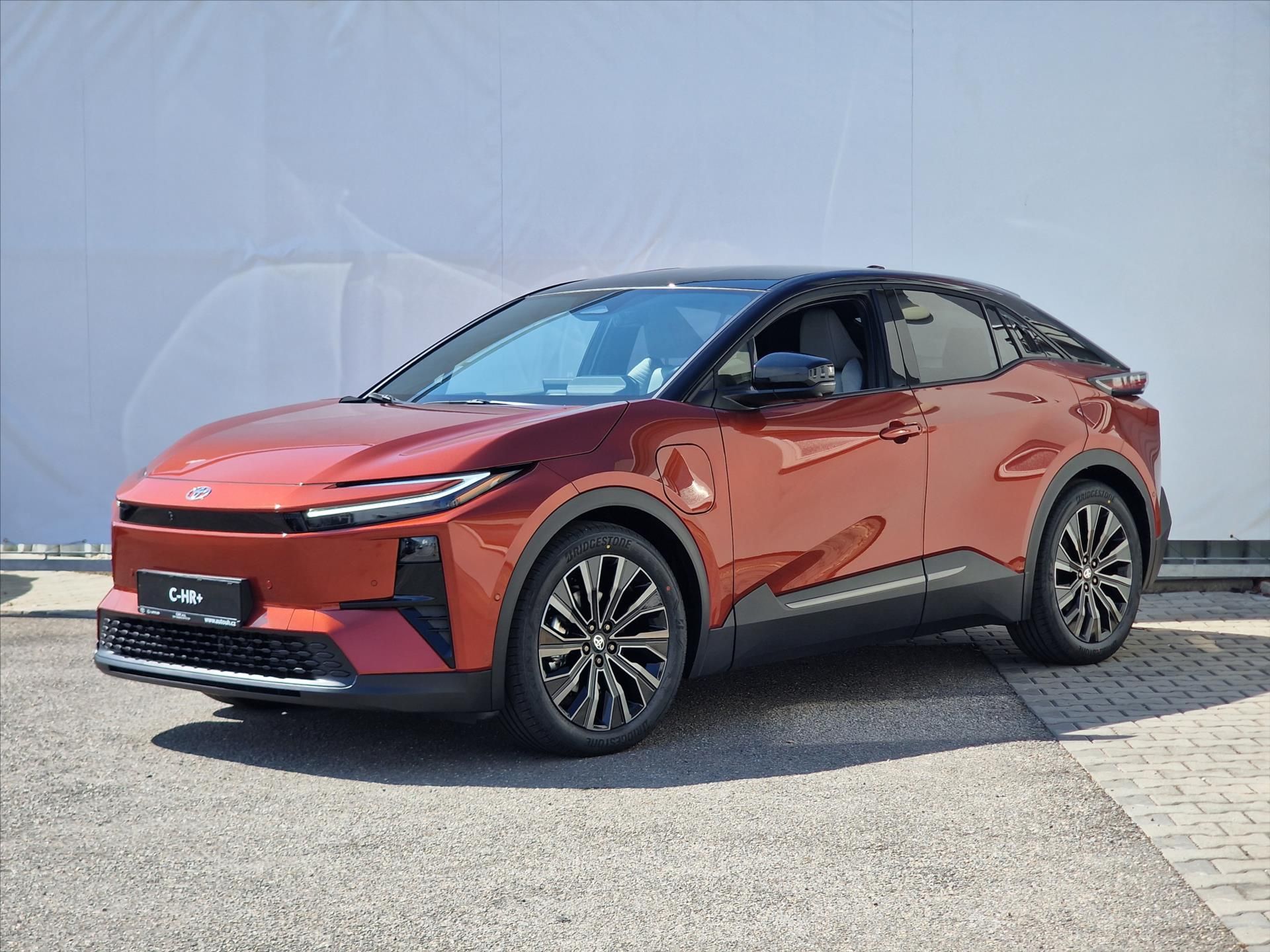 Toyota C-HR, + 77 kWh, pohon AWD (4×4) 343k