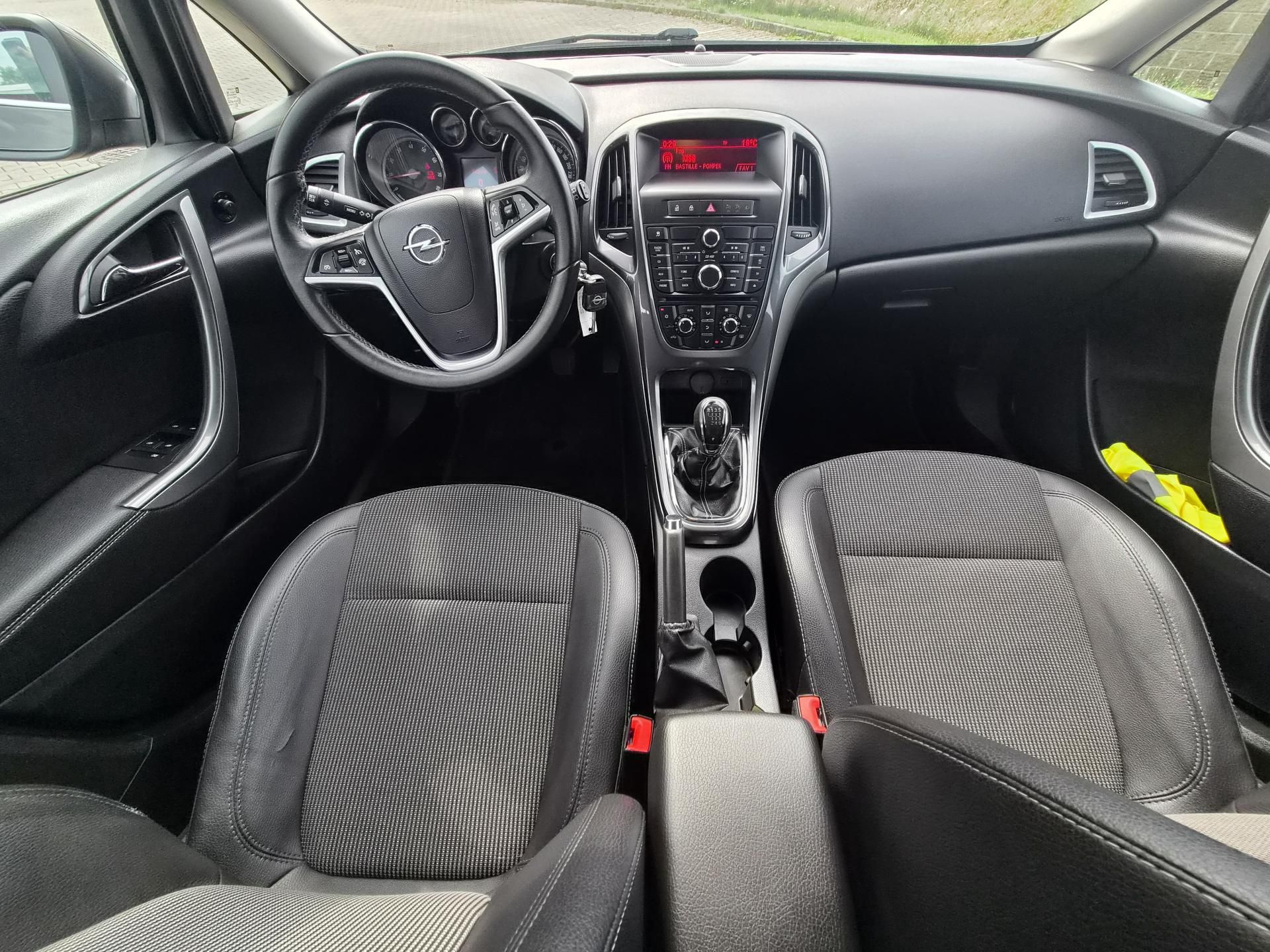 Opel Astra, 1,4T COSMO - fotka 6