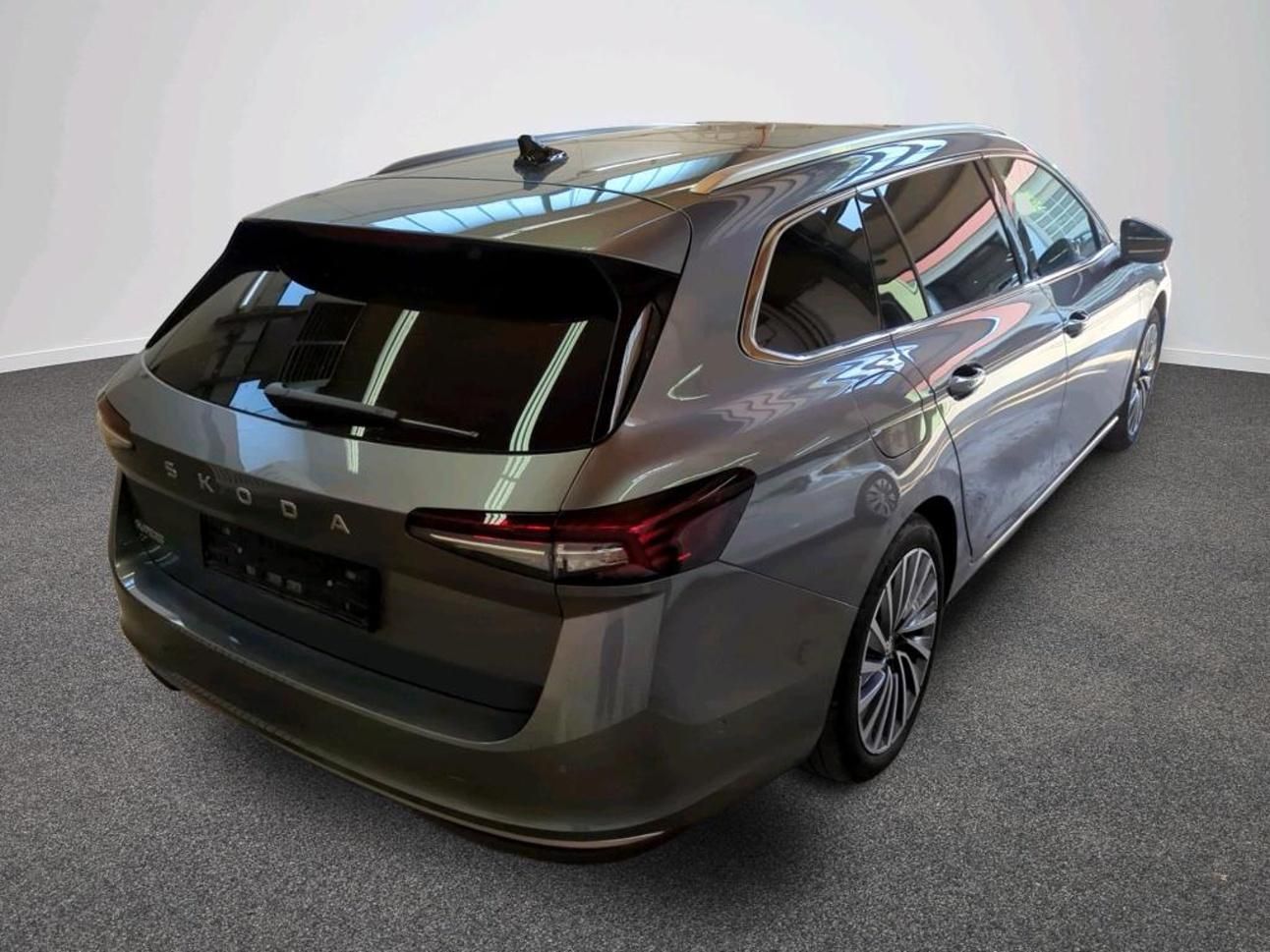 Škoda Superb, Combi 2,0TDi 110kw DSG L&K 18A - fotka 4