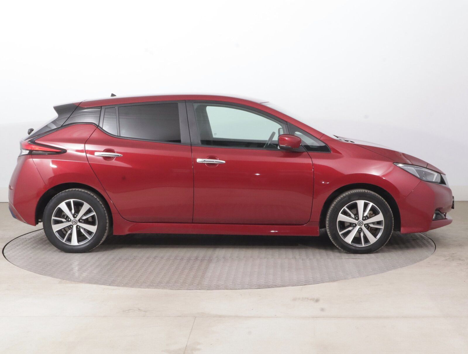 Nissan LEAF, 40 kWh, SoH 90%, Automat - fotka 6