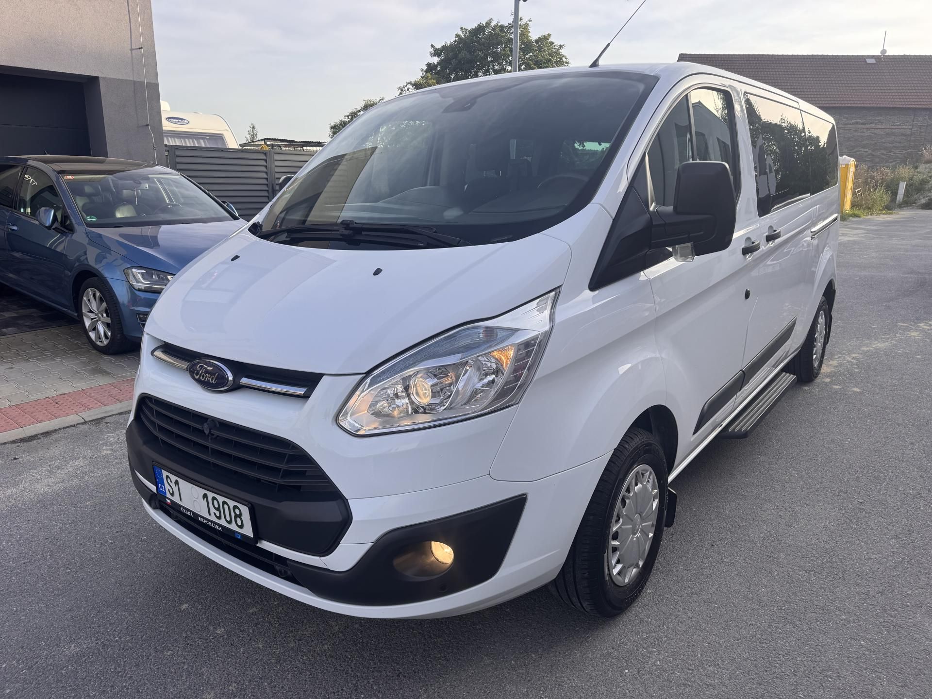 Ford Tourneo Custom, 2.2TDCI 92KW L2 9.MÍST - fotka 2