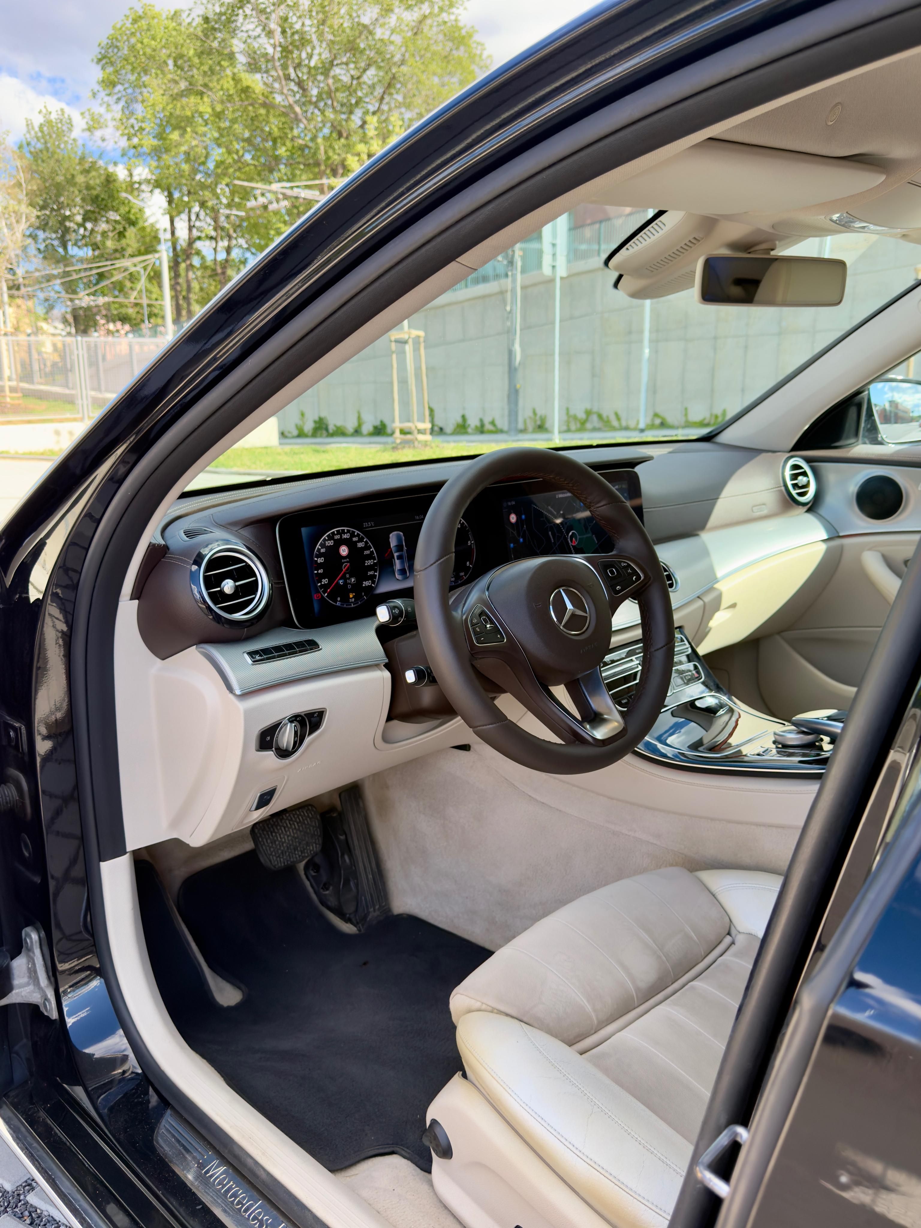 Mercedes-Benz Třídy E, Mercedes Benz E220 - fotka 4