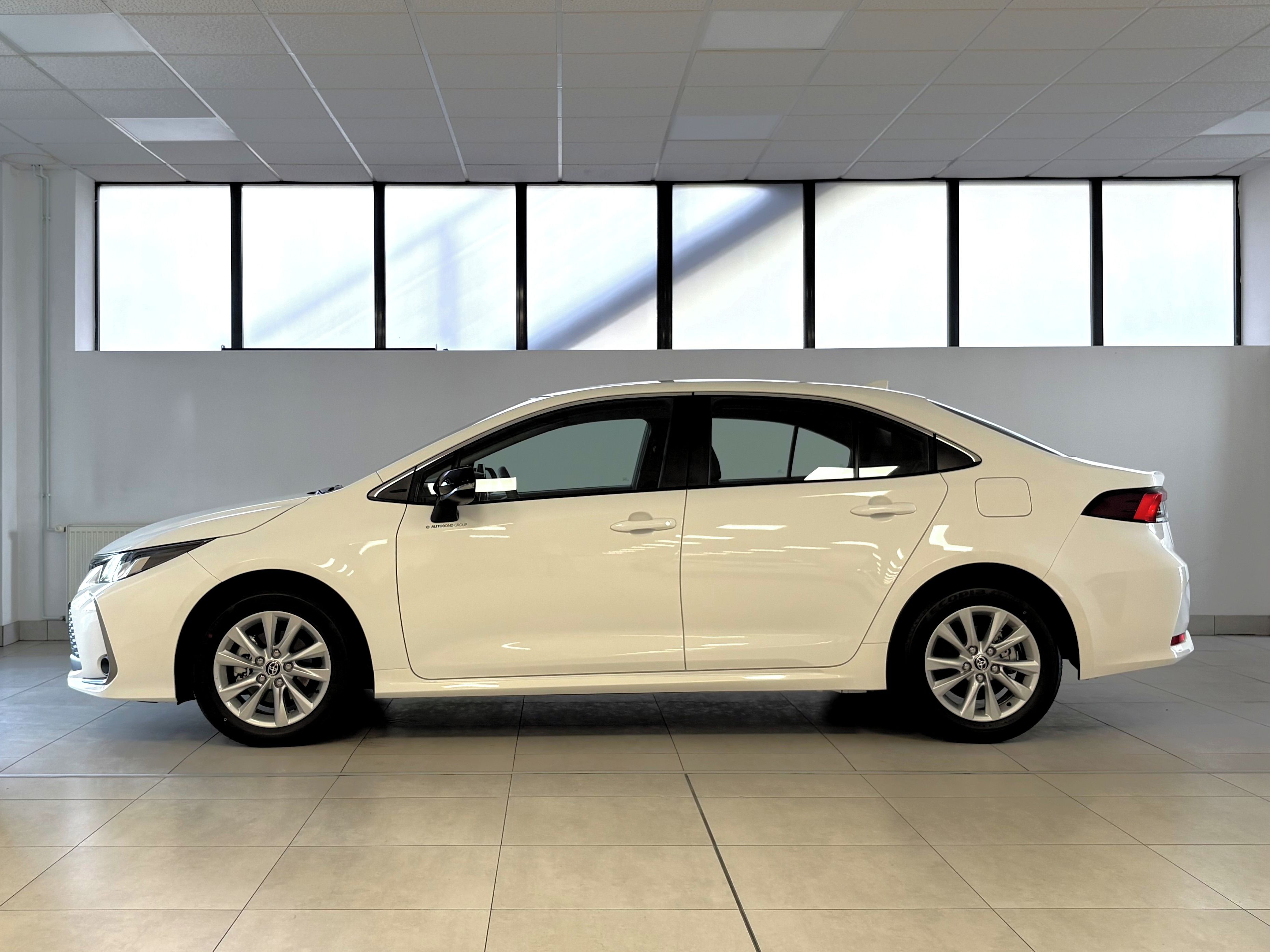 Toyota Corolla, 1,8 HEV Comfort - fotka 3