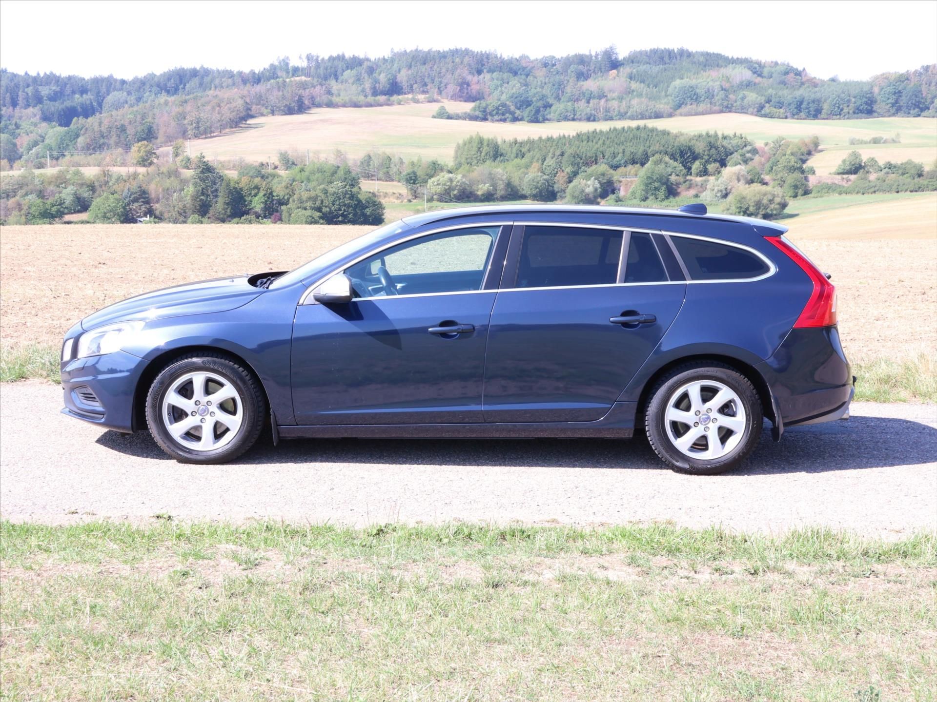 Volvo V60, 2,4 D4 V5 120kW AWD R-design - fotka 4