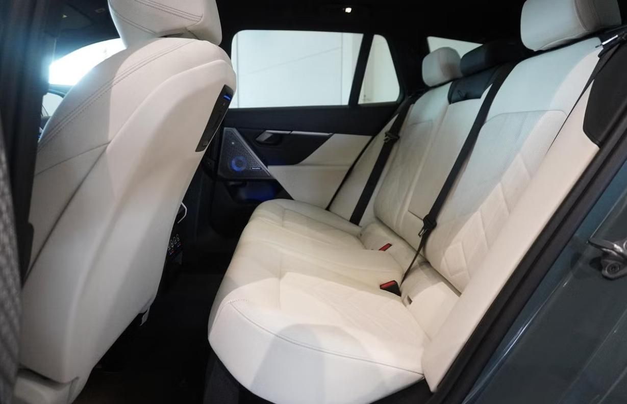 BMW i5, eDrive40 Touring M 360kam Pano - fotka 6