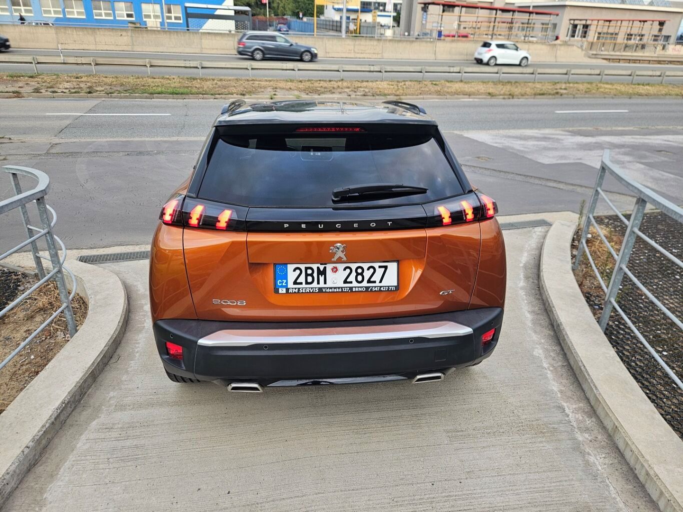 Peugeot 2008, GT  155koní EAT8 - TOP STAV - - fotka 6