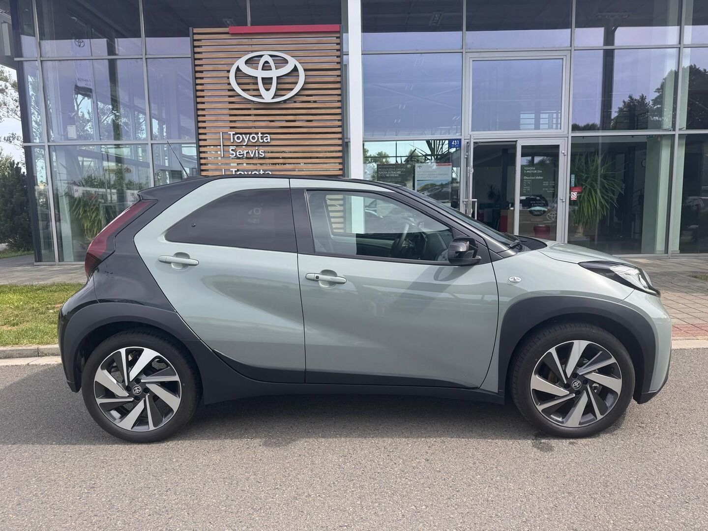 Toyota Aygo, 1,0 Executive Smart - fotka 2