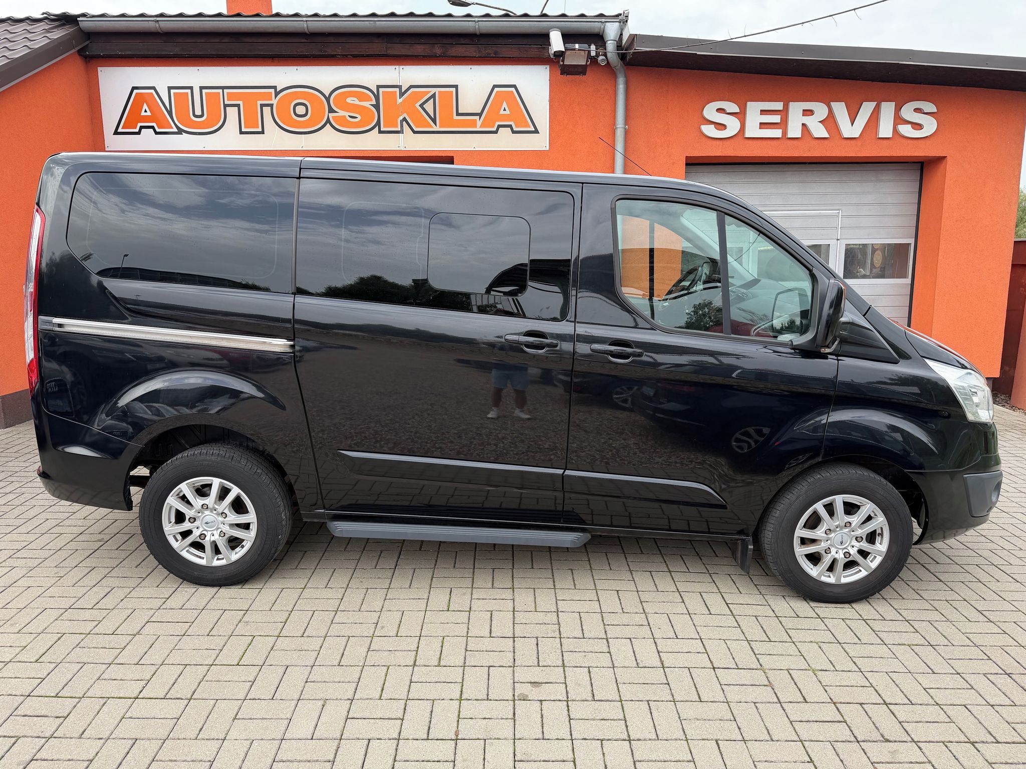 Ford Tourneo Custom, 2.2 TDCi 92KW 8MÍST - fotka 4