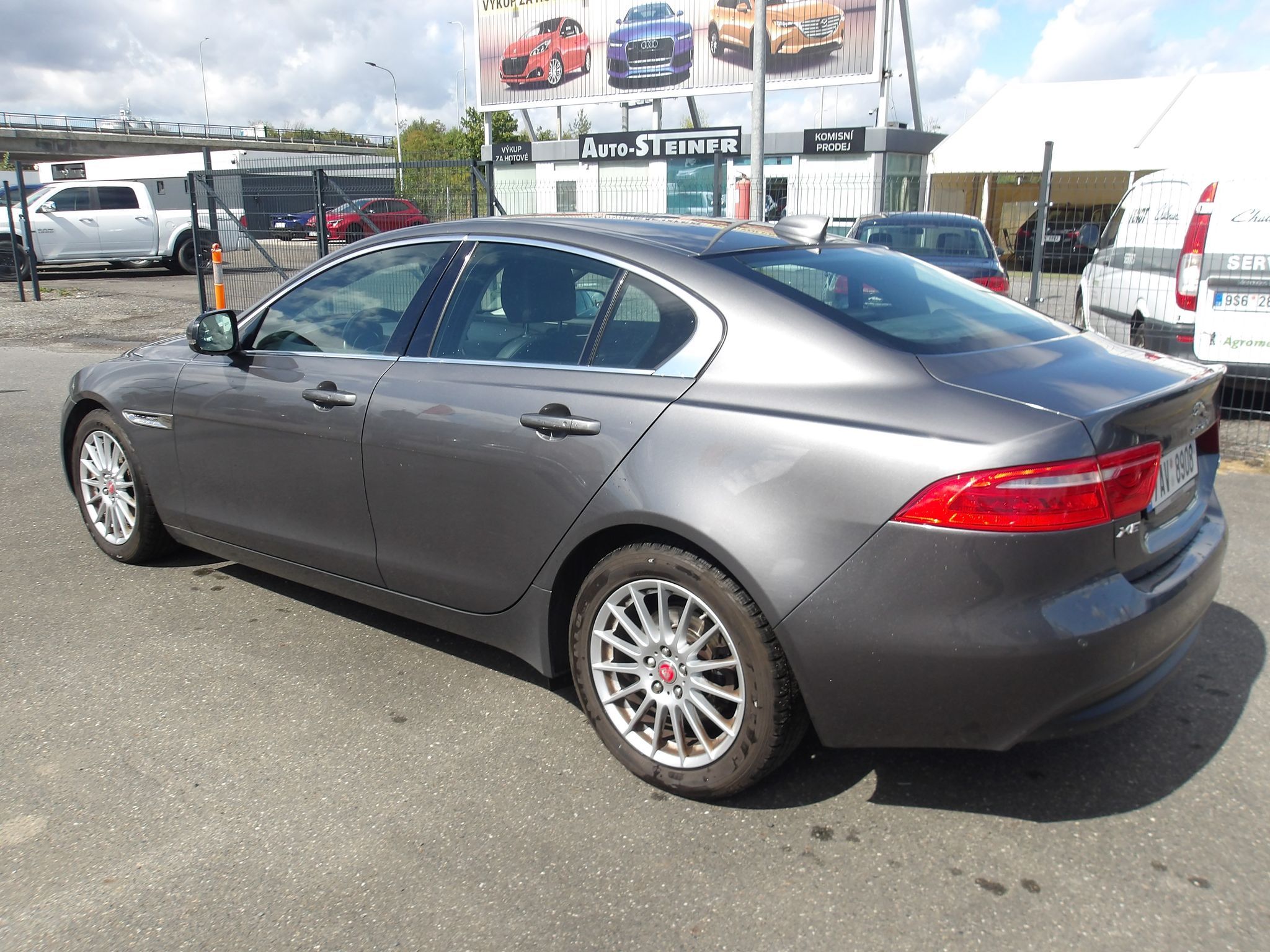 Jaguar XE, 2,0D 120kW NAJ:133000km !!! - fotka 6