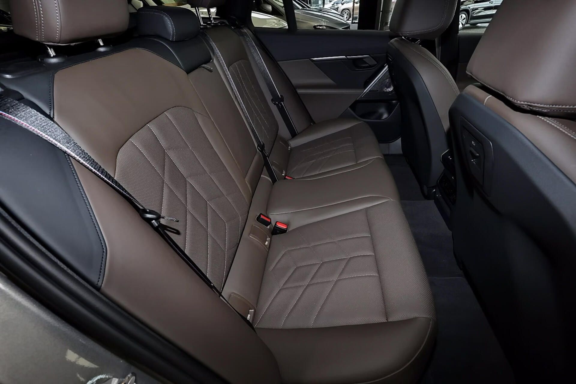 BMW Řada 5, 530e xDrive M-Sport - fotka 5