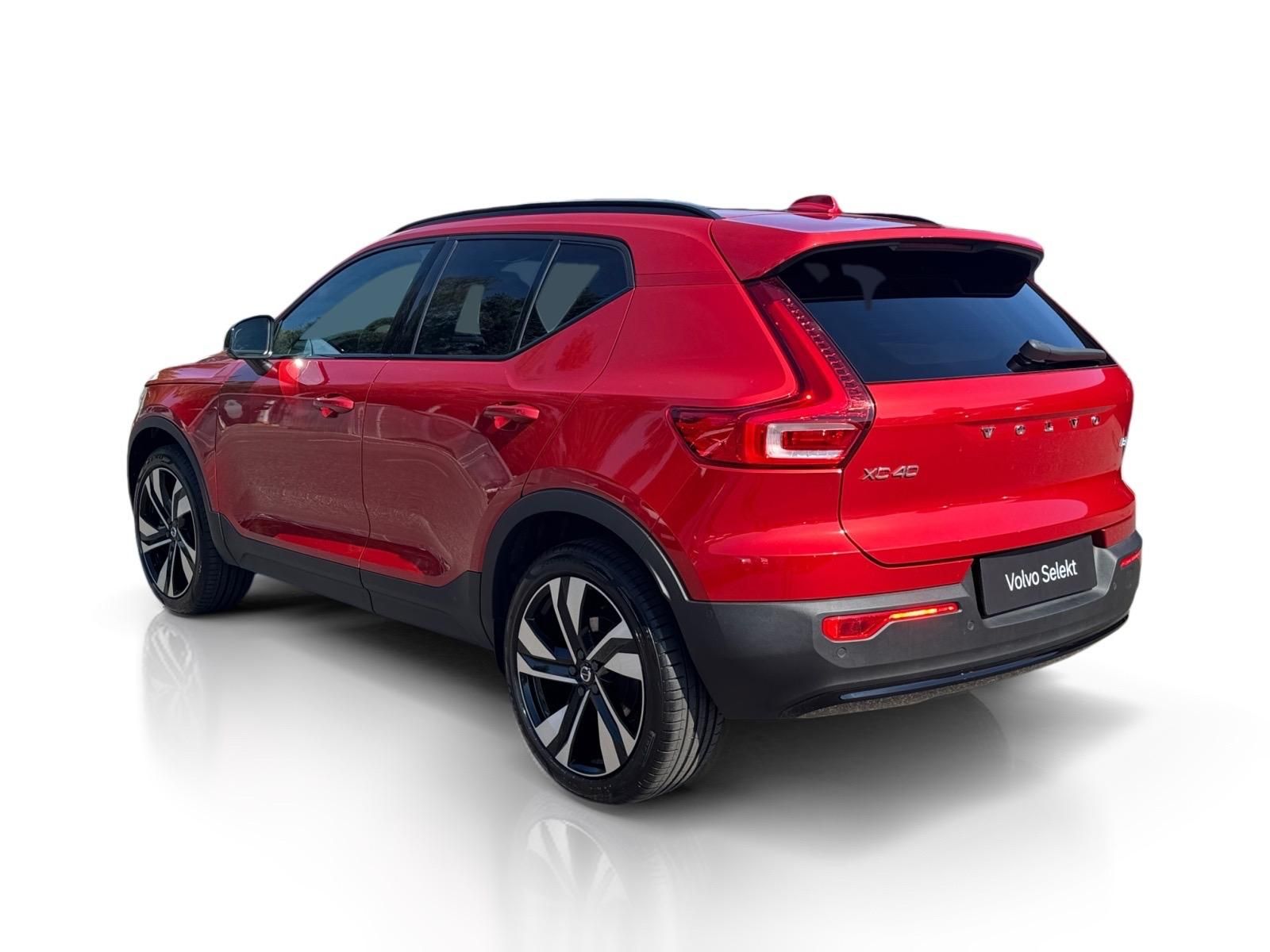 Volvo XC40, B4 FWD ULTRA DARK // 1. maj. - fotka 3