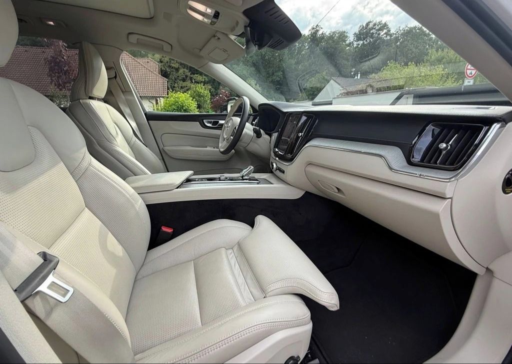 Volvo XC60, B5 AWD Ultimate Dark - fotka 5