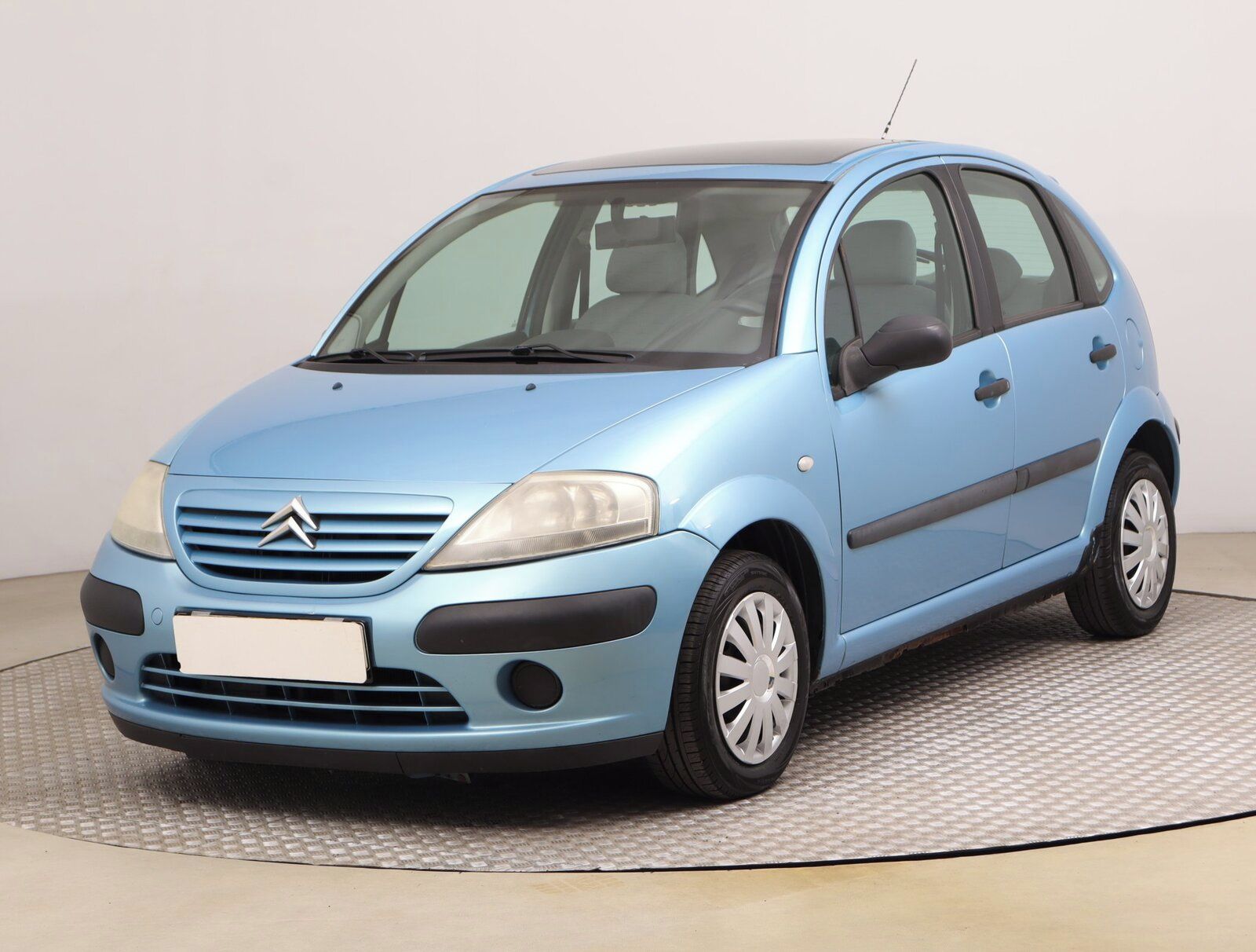 Citroën C3, 1.1 i, po STK, zamluveno - fotka 2