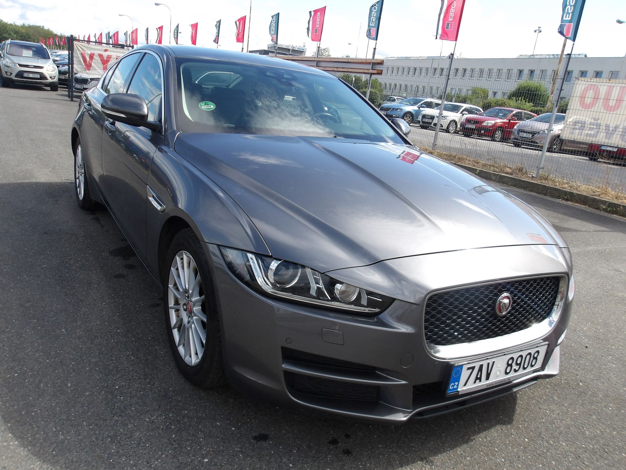 Jaguar XE, 2,0D 120kW NAJ:133000km !!! - fotka 4