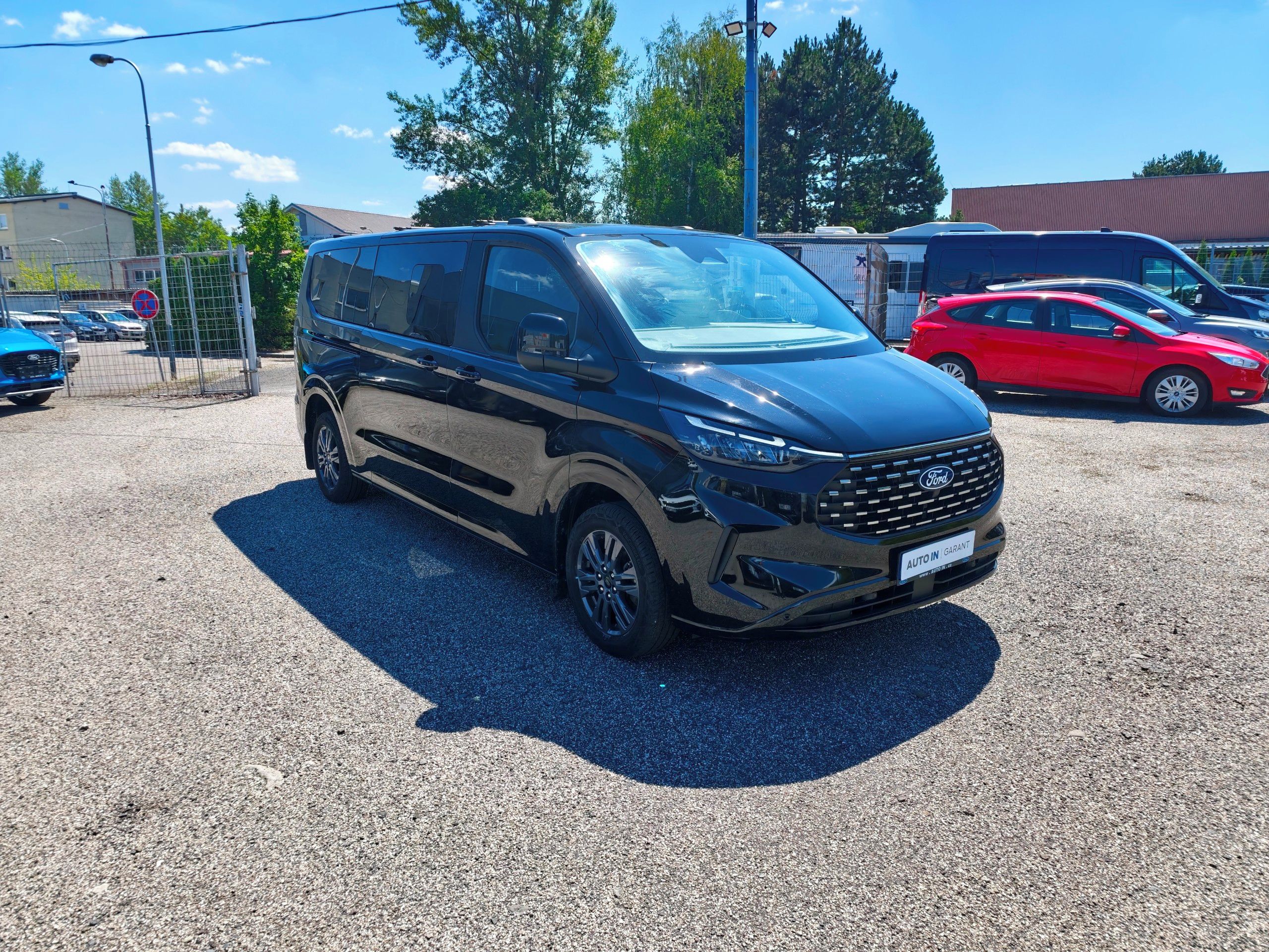Ford Tourneo Custom, L2 , Titanium , čr, 1.majitel - fotka 3