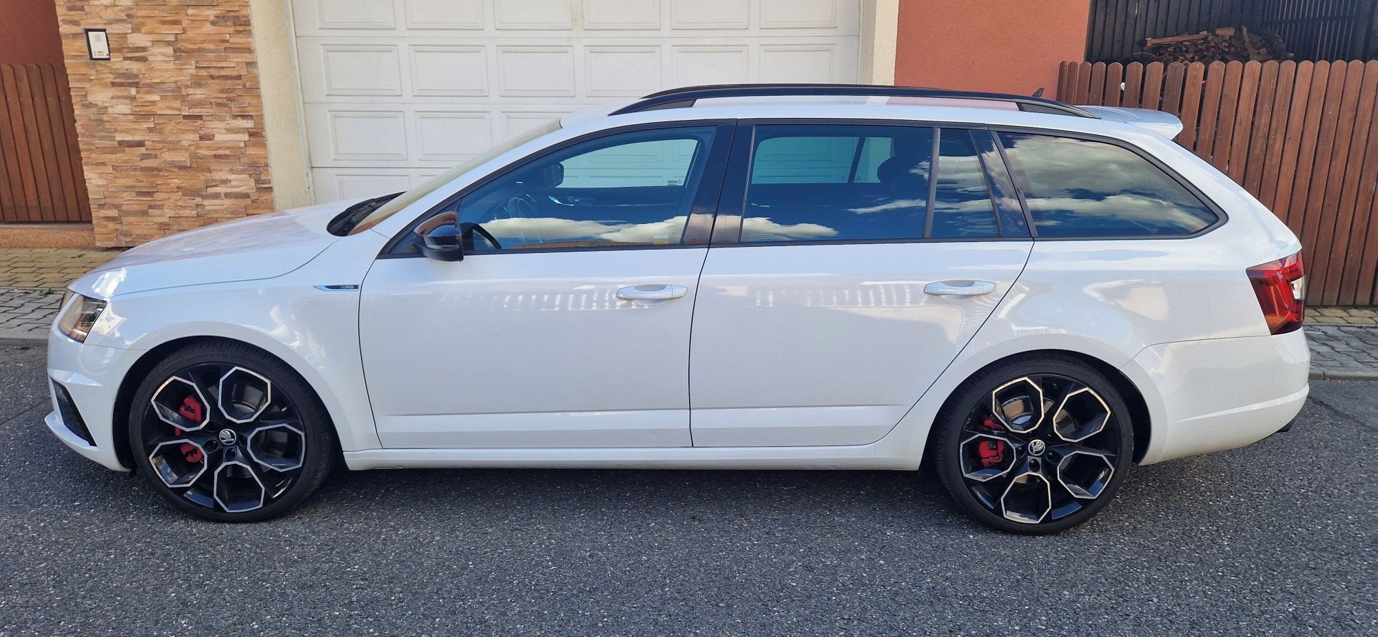 Škoda Octavia, 2.0 TSI DSG RS Combi - fotka 2