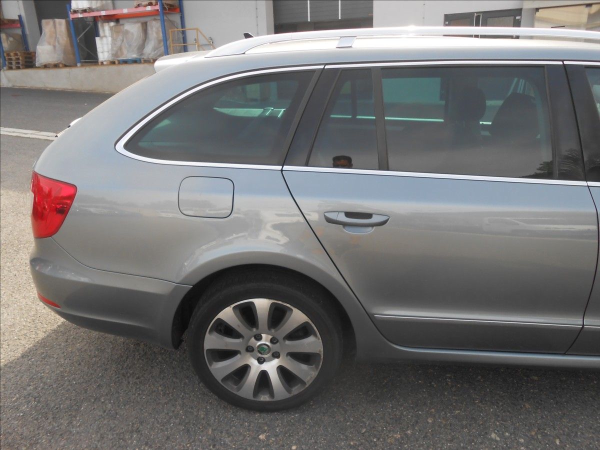 Škoda Superb, 2,0 TDi 103 Kw 4x4 DSG!! - fotka 5