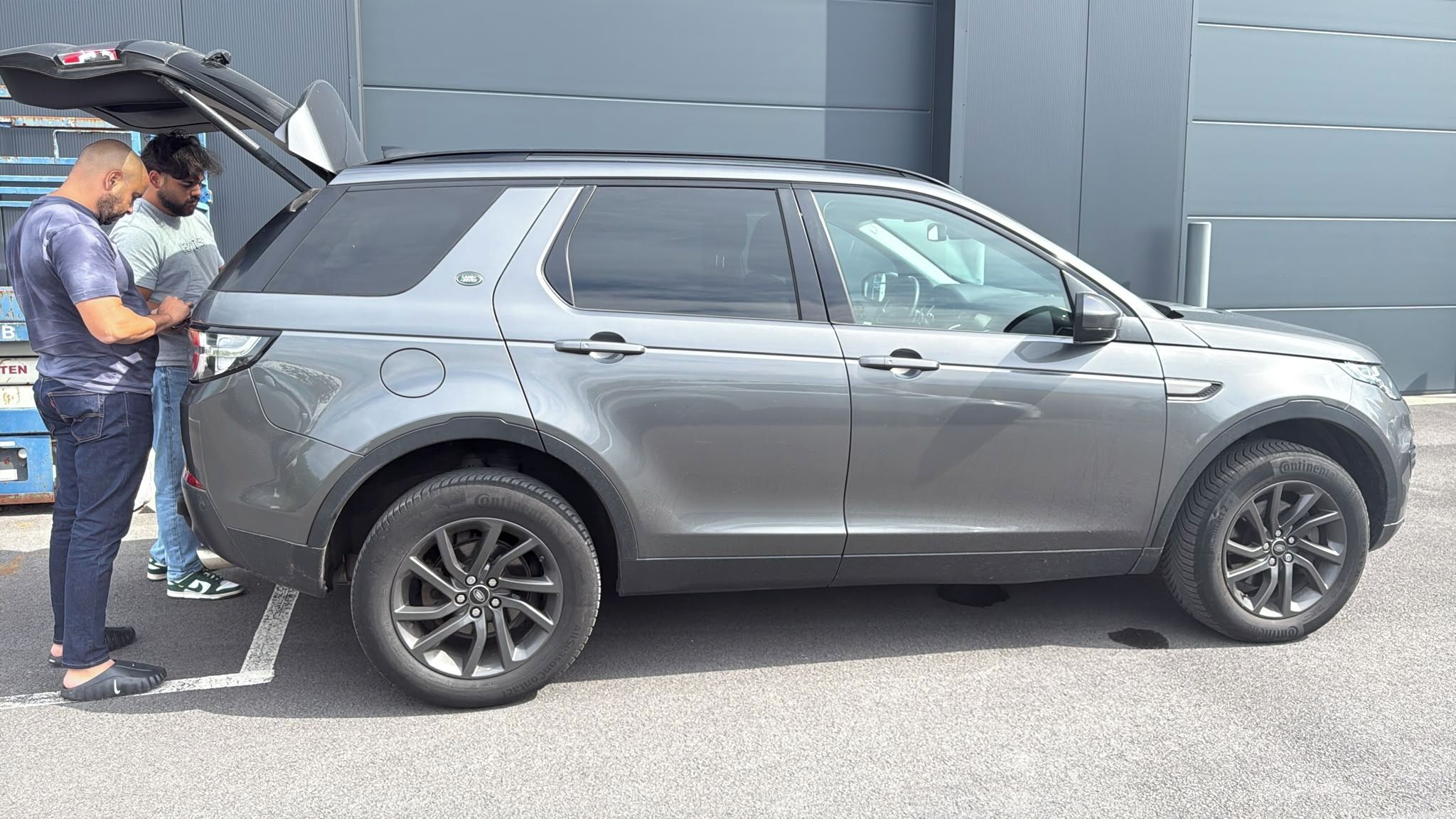 Land Rover Discovery Sport, 2,0 d automat- 4x 4-7místný - fotka 2