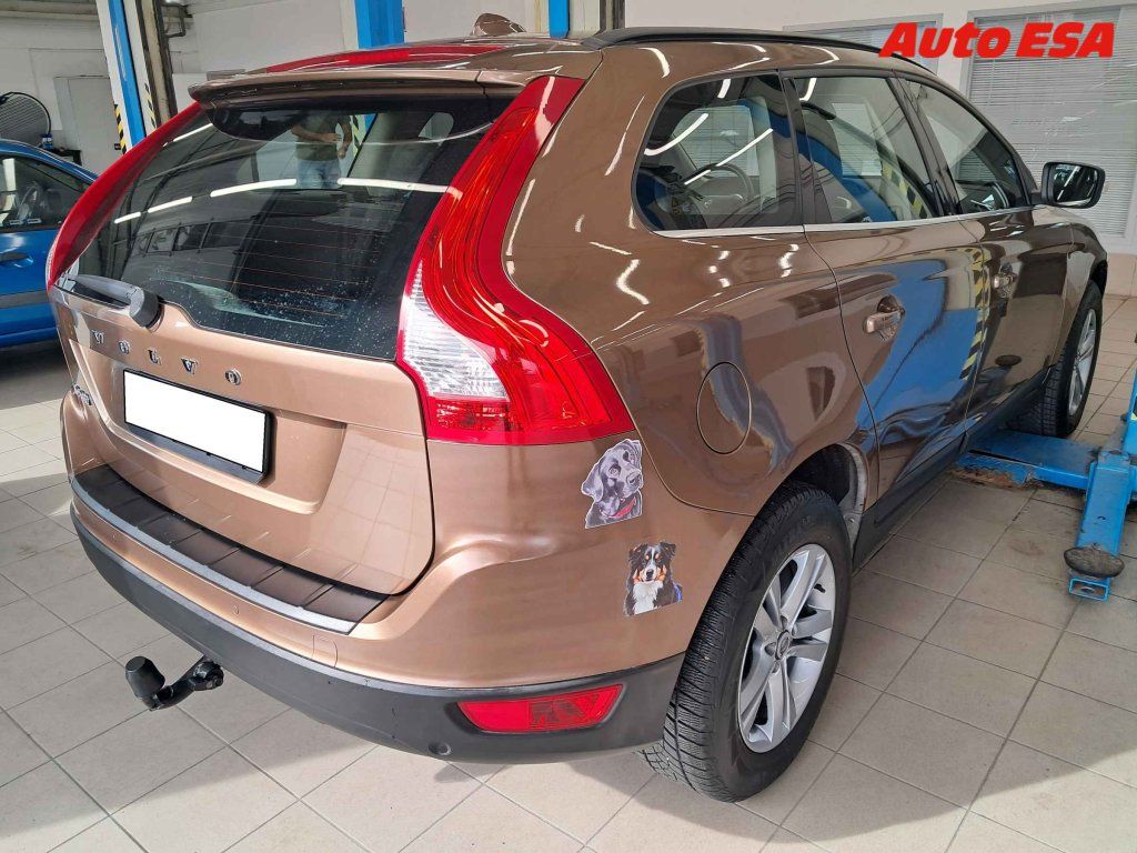 Volvo XC60, 2.4 D4 4x4 - fotka 2