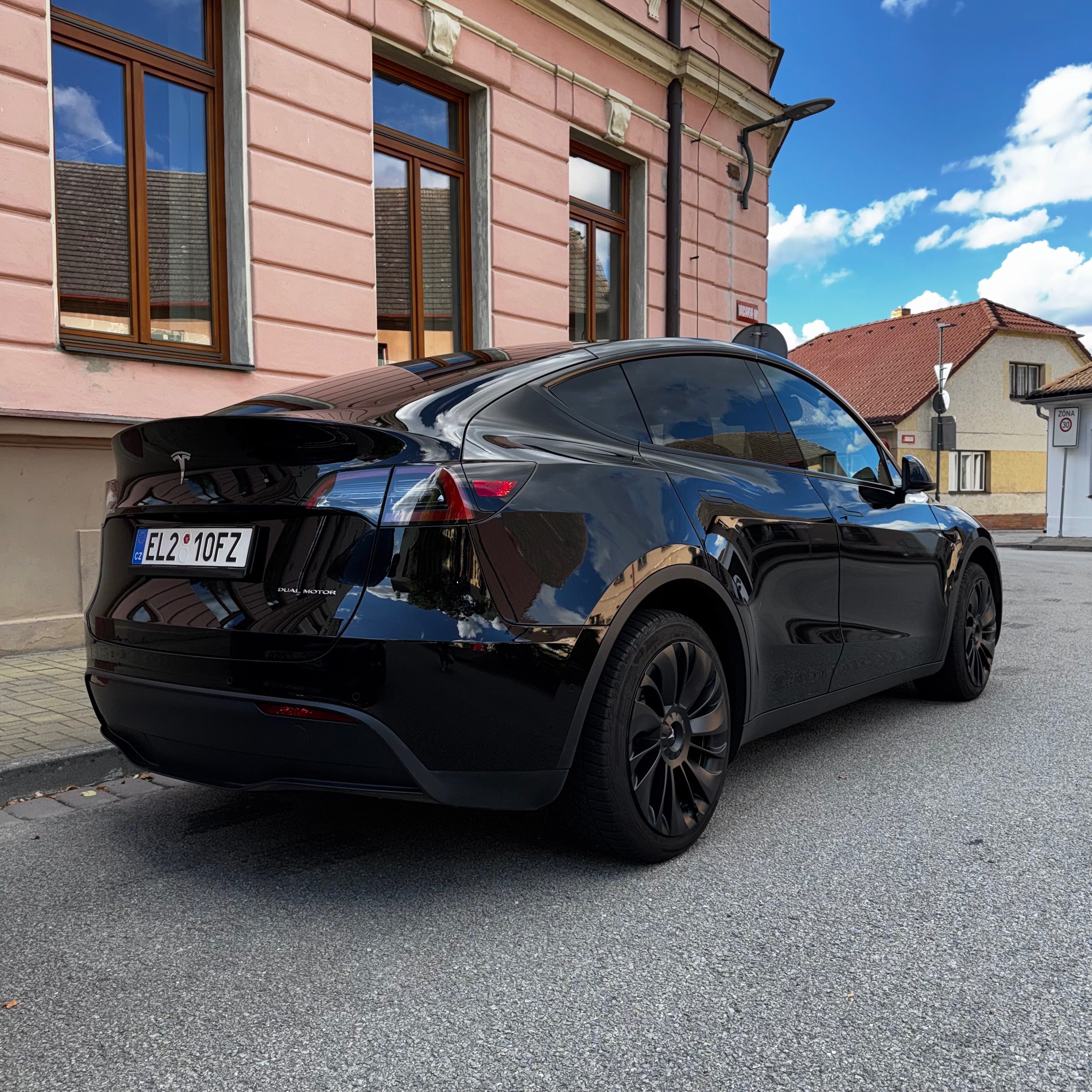 Tesla Model Y, LR, 4x4, 378kW, SOH 90,2%,DPH - fotka 3