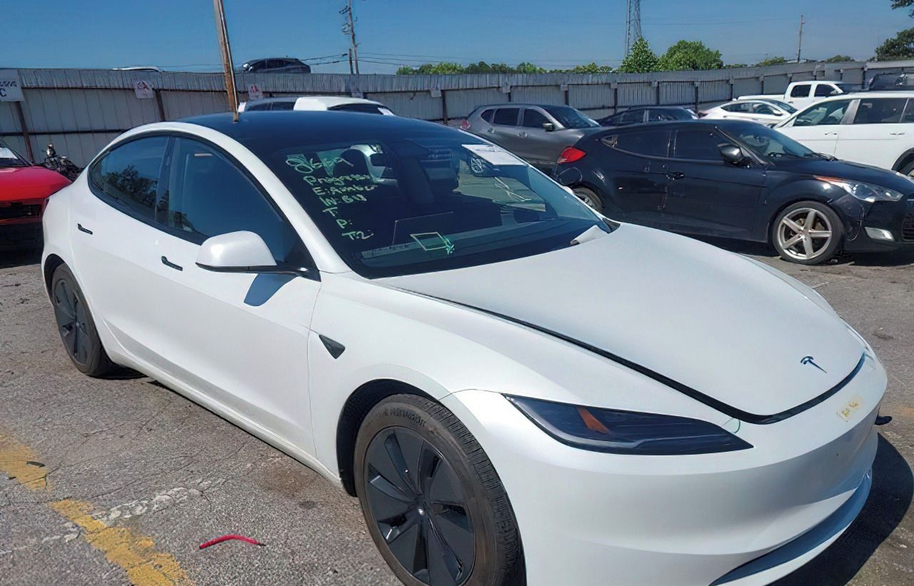 Tesla Model 3, Auto na cestě - fotka 2