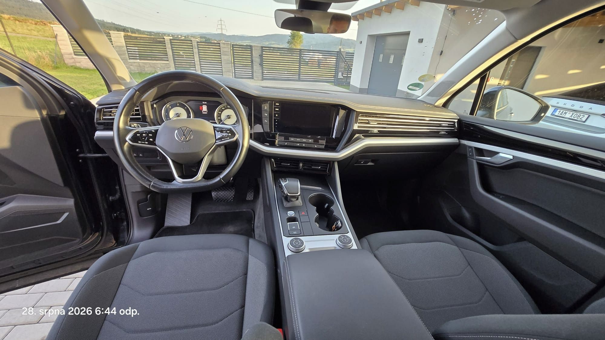 Volkswagen Touareg, vzduch, el.tažné,garážované - fotka 6