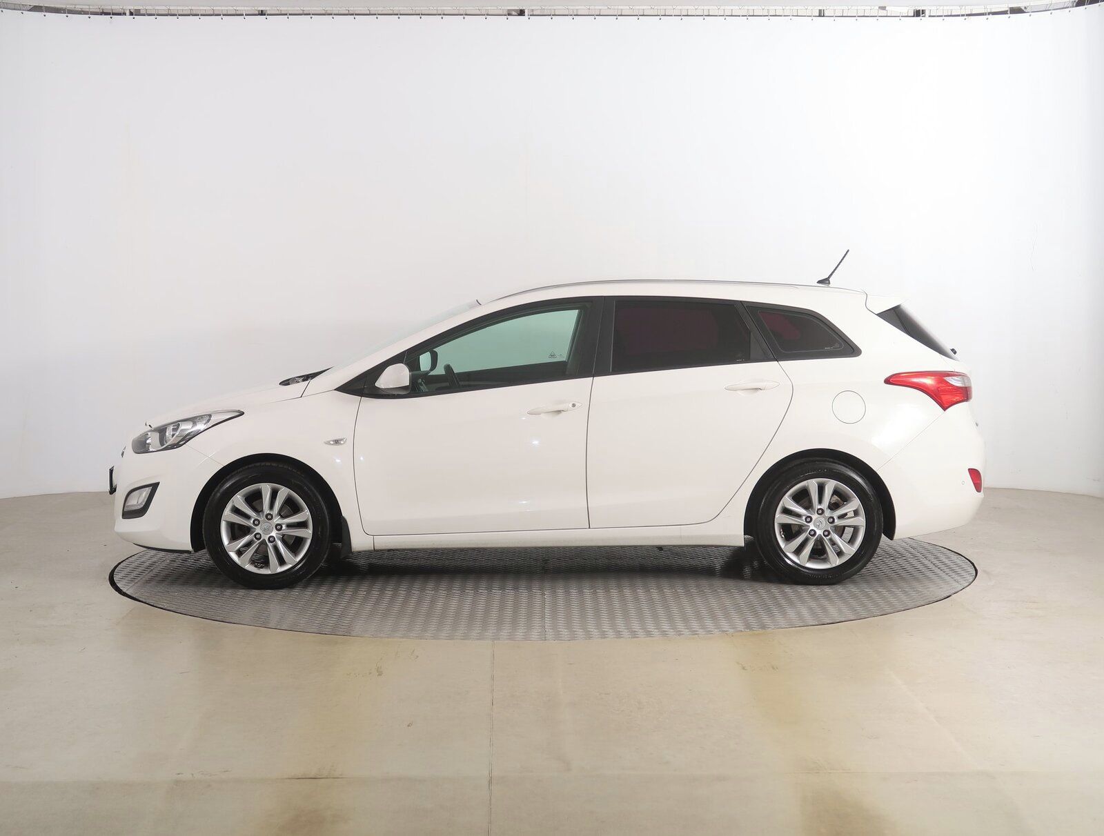 Hyundai i30, 1.6 MPI, Serv.kniha - fotka 3