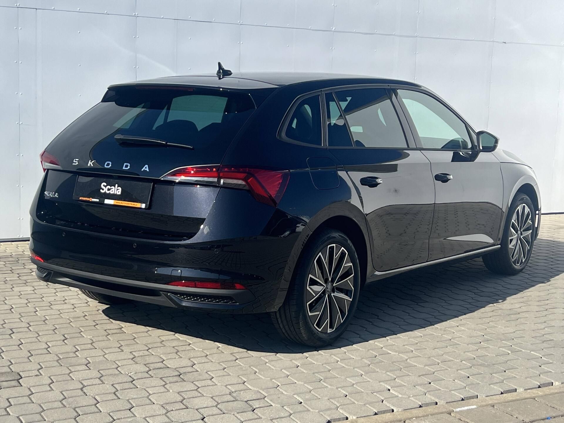 Škoda Scala, Dynamic 7DSG 1,0TSI - fotka 3