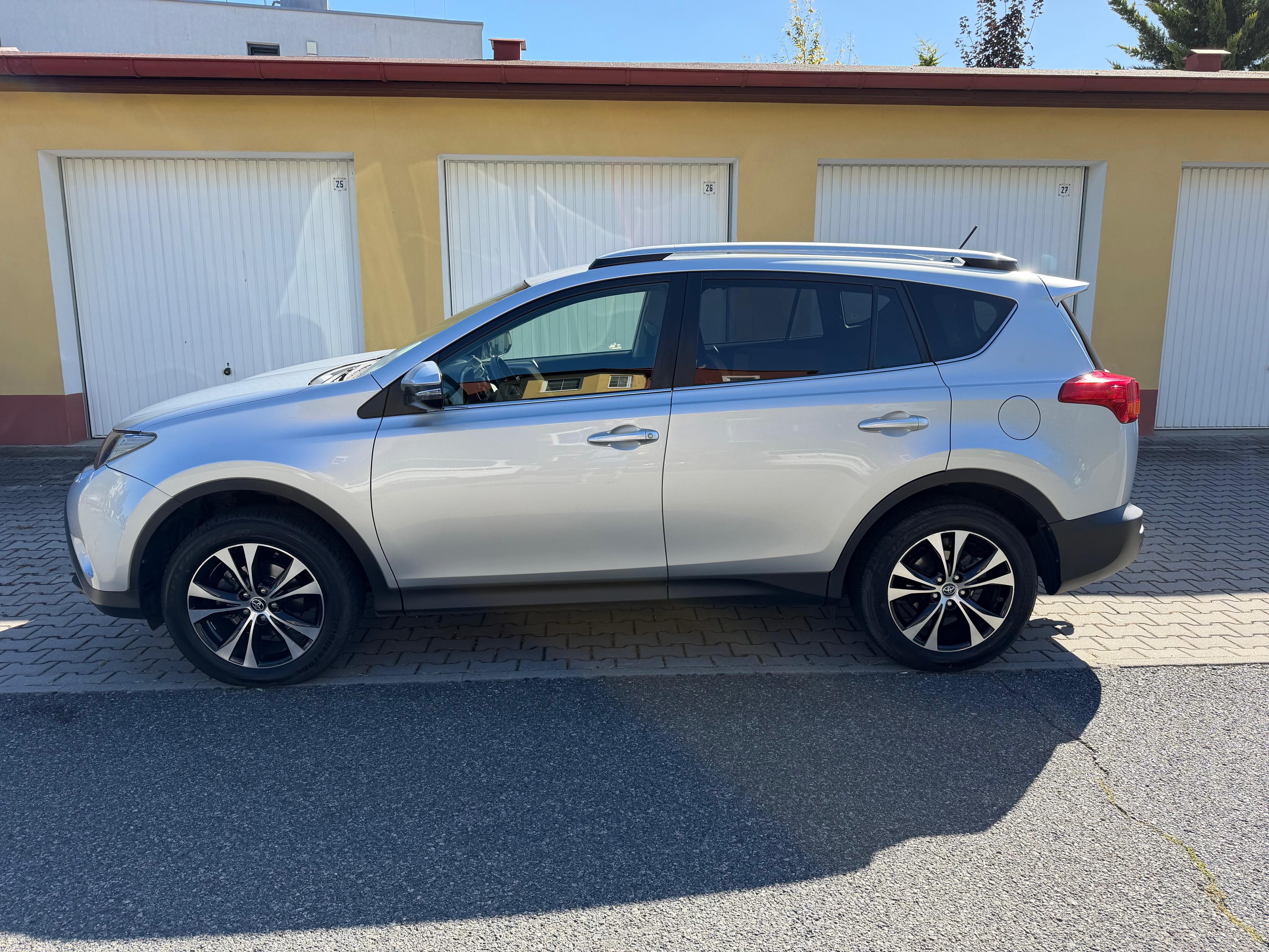 Toyota Rav4, 2.0 ben, automat, 4x4, tažné - fotka 2