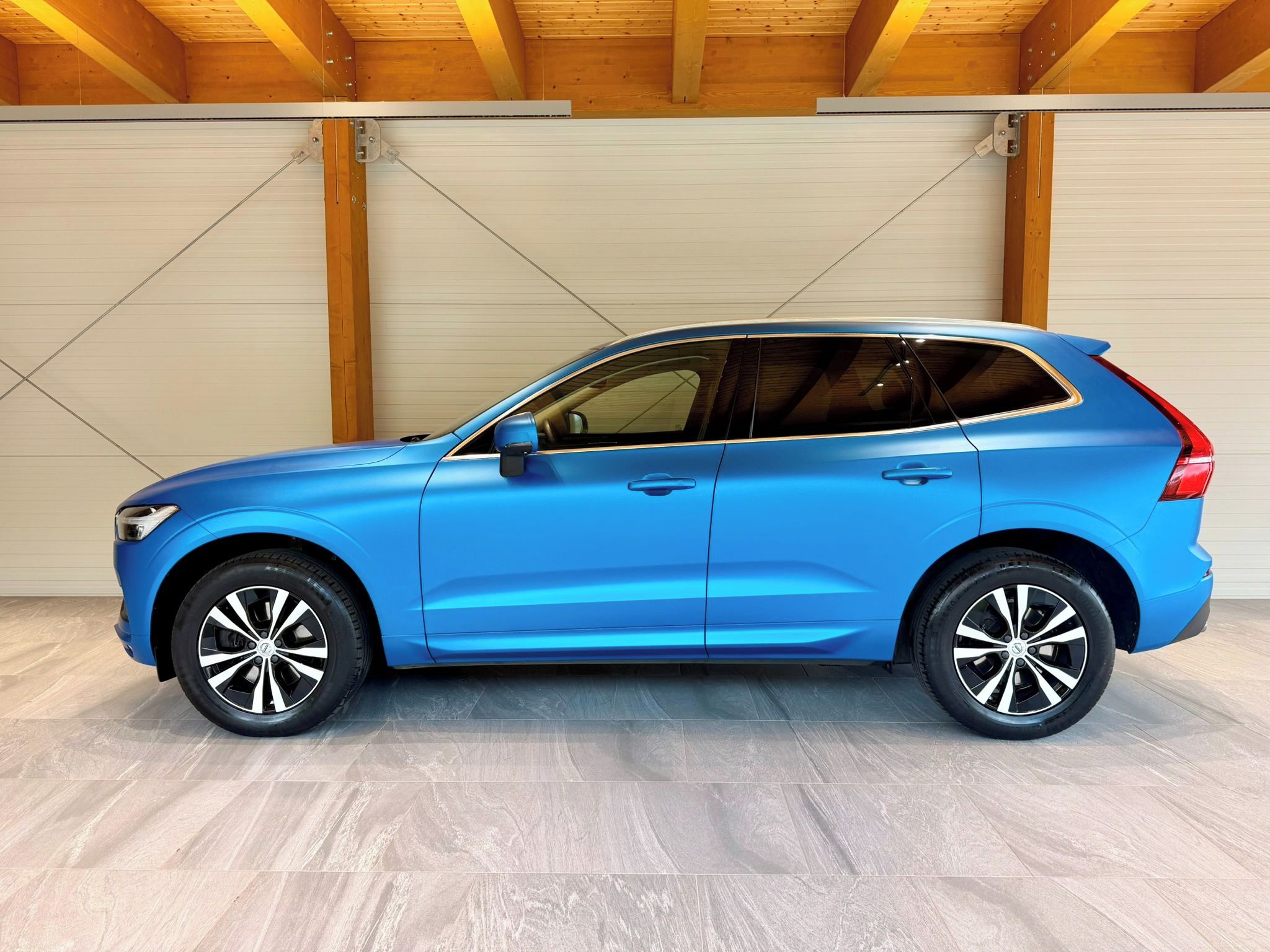 Volvo XC60, 2.0 B4 AWD Momentum Pro - fotka 4