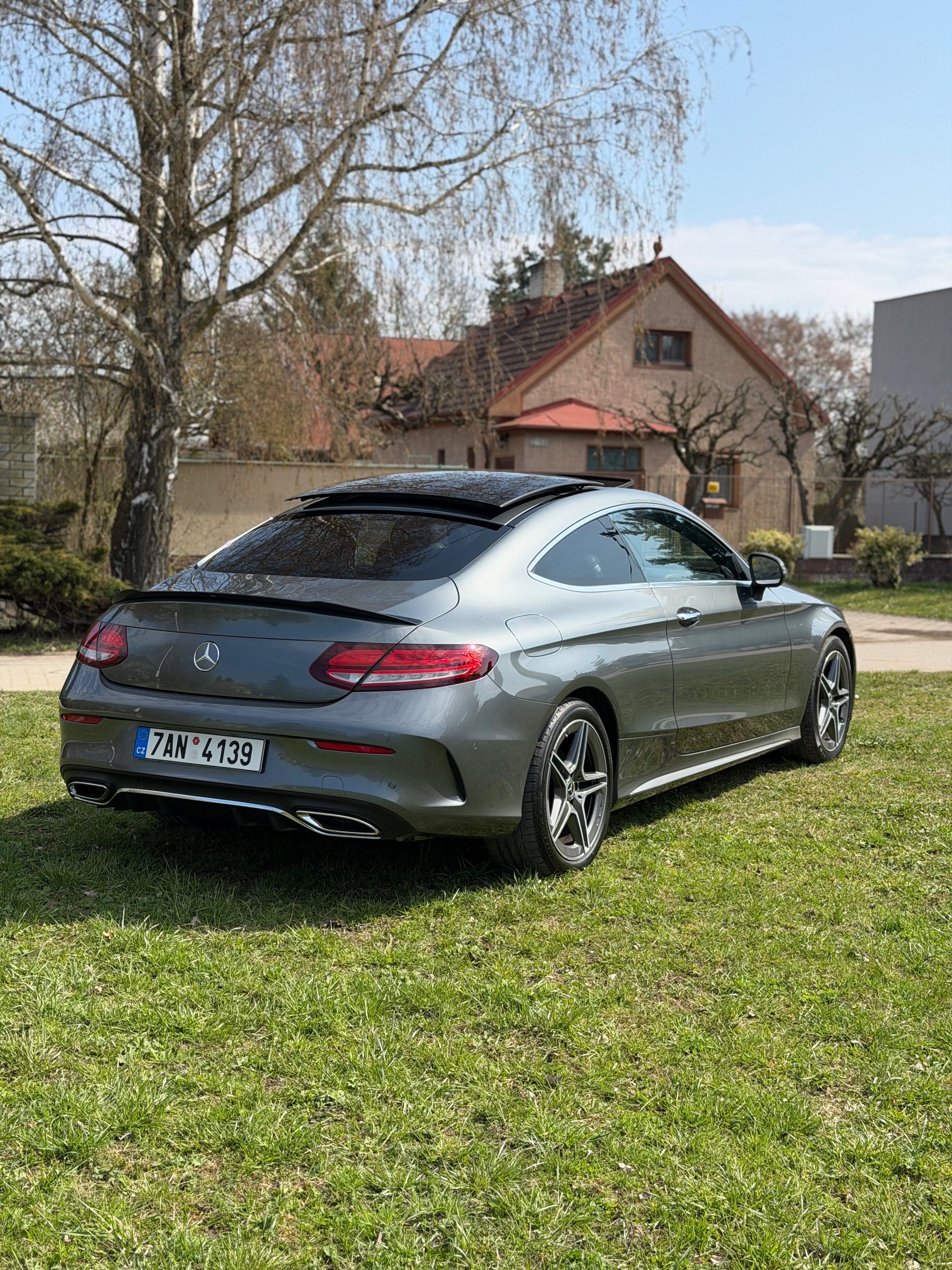 Mercedes-Benz Třídy C, 220d - AMG line - fotka 3